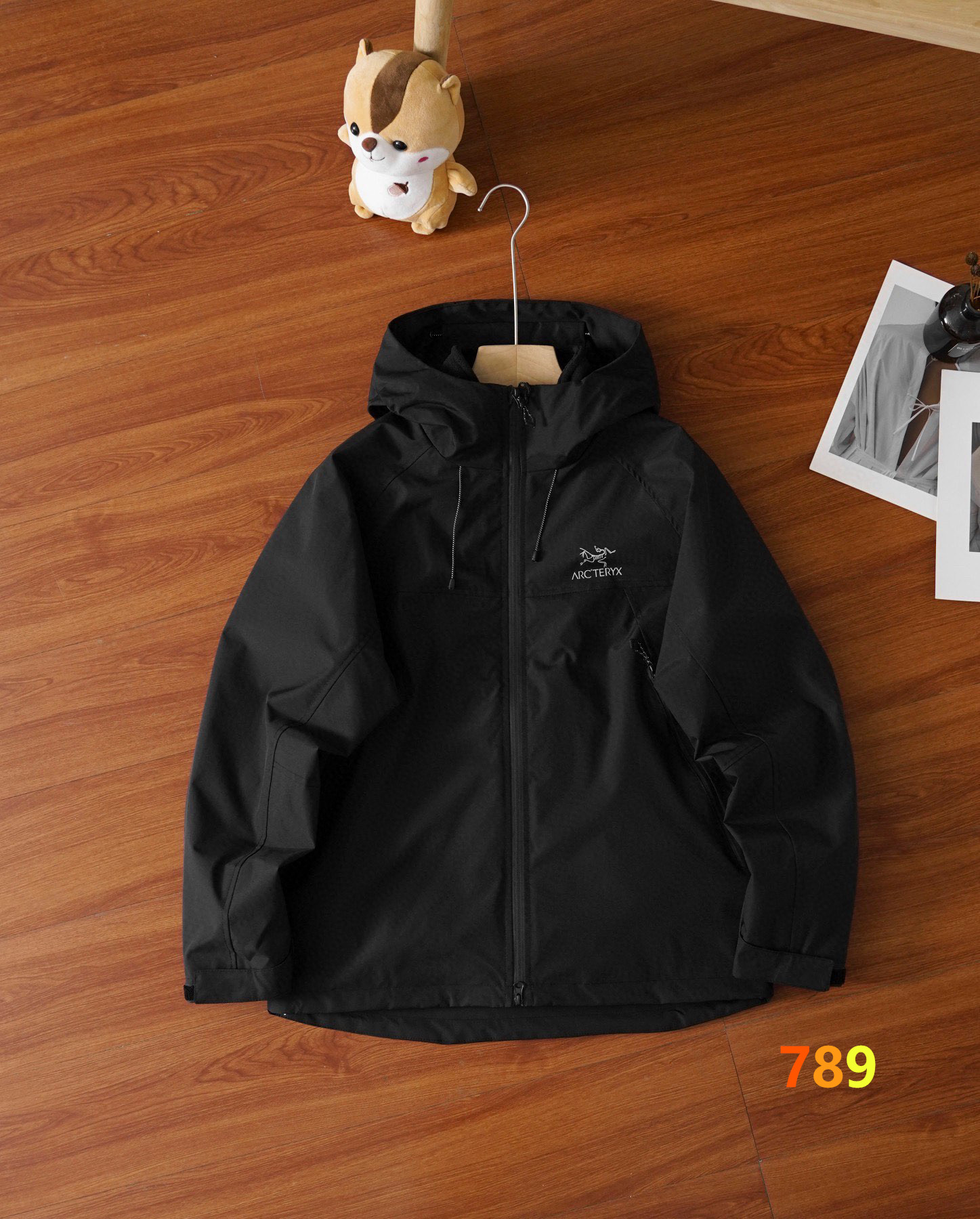 P190💰
ARC'TERYX-始祖鸟秋冬男女防风防水冲锋衣三合一连帽夹克外套
春秋冬季节都可穿 一衣三穿
城市机能,户外装备真心TM帅炸了
男女情侣CP版,聚酯纤维科技面料加内置辅衬防水,防撕裂,防泼水,三防加持廓形宽松,机能剪裁加横向立体剪裁上身显瘦藏肉,连帽加抽绳加连肩袖设计`
肩部二测机能剪裁胸前横向立体剪裁腋下二测机能剪裁,背部机能剪裁加多裁片拼接二测斜插袋,袖口魔术贴,门襟处与袖口处上下双向压胶拉链加持
衣服真心棒,品质真心好
男女CP版,焦点墙裂、满分推荐!
颜色:黑色 灰白 黑白拼色