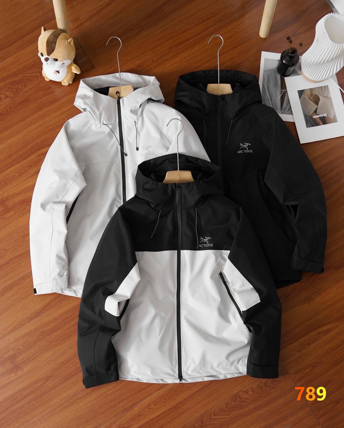 P190💰
ARC'TERYX-始祖鸟秋冬男女防风防水冲锋衣三合一连帽夹克外套
春秋冬季节都可穿 一衣三穿
城市机能,户外装备真心TM帅炸了
男女情侣CP版,聚酯纤维科技面料加内置辅衬防水,防撕裂,防泼水,三防加持廓形宽松,机能剪裁加横向立体剪裁上身显瘦藏肉,连帽加抽绳加连肩袖设计`
肩部二测机能剪裁胸前横向立体剪裁腋下二测机能剪裁,背部机能剪裁加多裁片拼接二测斜插袋,袖口魔术贴,门襟处与袖口处上下双向压胶拉链加持
衣服真心棒,品质真心好
男女CP版,焦点墙裂、满分推荐!
颜色:黑色 灰白 黑白拼色