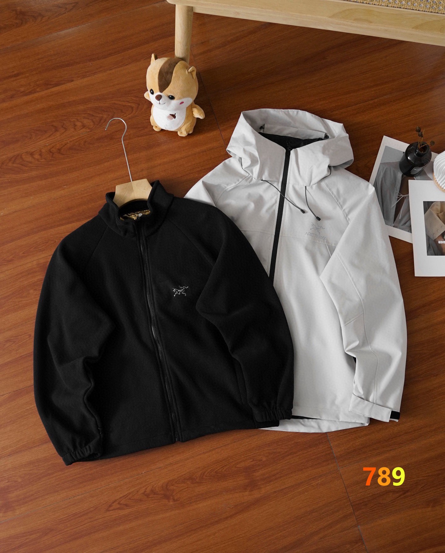 P190💰
ARC'TERYX-始祖鸟秋冬男女防风防水冲锋衣三合一连帽夹克外套
春秋冬季节都可穿 一衣三穿
城市机能,户外装备真心TM帅炸了
男女情侣CP版,聚酯纤维科技面料加内置辅衬防水,防撕裂,防泼水,三防加持廓形宽松,机能剪裁加横向立体剪裁上身显瘦藏肉,连帽加抽绳加连肩袖设计`
肩部二测机能剪裁胸前横向立体剪裁腋下二测机能剪裁,背部机能剪裁加多裁片拼接二测斜插袋,袖口魔术贴,门襟处与袖口处上下双向压胶拉链加持
衣服真心棒,品质真心好
男女CP版,焦点墙裂、满分推荐!
颜色:黑色 灰白 黑白拼色