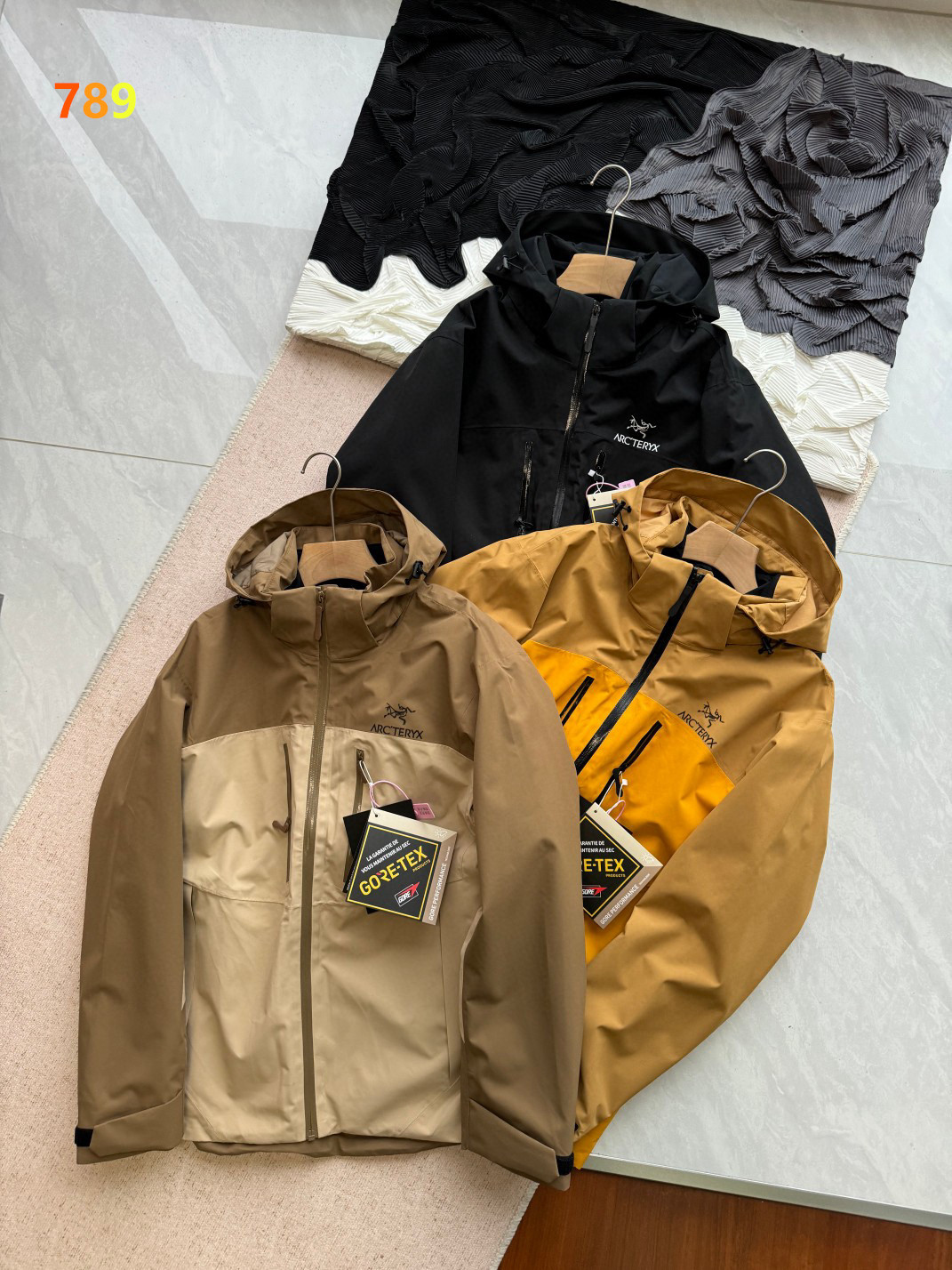 P340💰
ARCTERYX/始祖鸟 25ss秋冬三合一可拆卸保暖抓绒内胆冲锋衣户外防风拼色夹克外套 -
三合一可拆卸加厚保暖外套 一衣多穿!它是针对严酷的户外环境而设计旨在为运动爱好者提供终及的保护这款防风透气的连帽衣是追求灵活性的登山者的理想选择,耐磨而高度防风的外层!
科技三防面料能抵挡雨水,泼水可呈荷叶般效果防湿表层面料.防雪.透气耐磨,防风(防拨水)立体整形,更合身舒适,活动自如,层压式下巴防风挡可兼容头盔的一体化风帽,带来更好的防风防水性,顶部 经过不断的改良设计与功能优化各部位设计精简使用,上身效果极好!!!
颜色:黑色 卡其色 黄色