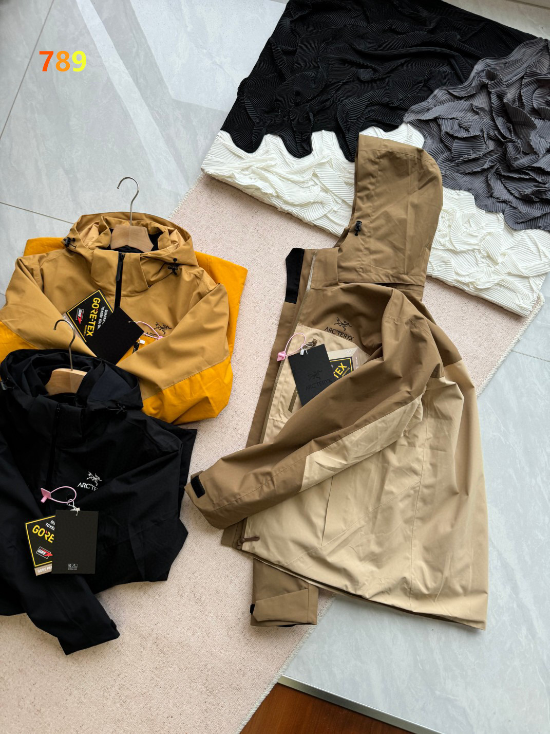 P340💰
ARCTERYX/始祖鸟 25ss秋冬三合一可拆卸保暖抓绒内胆冲锋衣户外防风拼色夹克外套 -
三合一可拆卸加厚保暖外套 一衣多穿!它是针对严酷的户外环境而设计旨在为运动爱好者提供终及的保护这款防风透气的连帽衣是追求灵活性的登山者的理想选择,耐磨而高度防风的外层!
科技三防面料能抵挡雨水,泼水可呈荷叶般效果防湿表层面料.防雪.透气耐磨,防风(防拨水)立体整形,更合身舒适,活动自如,层压式下巴防风挡可兼容头盔的一体化风帽,带来更好的防风防水性,顶部 经过不断的改良设计与功能优化各部位设计精简使用,上身效果极好!!!
颜色:黑色 卡其色 黄色