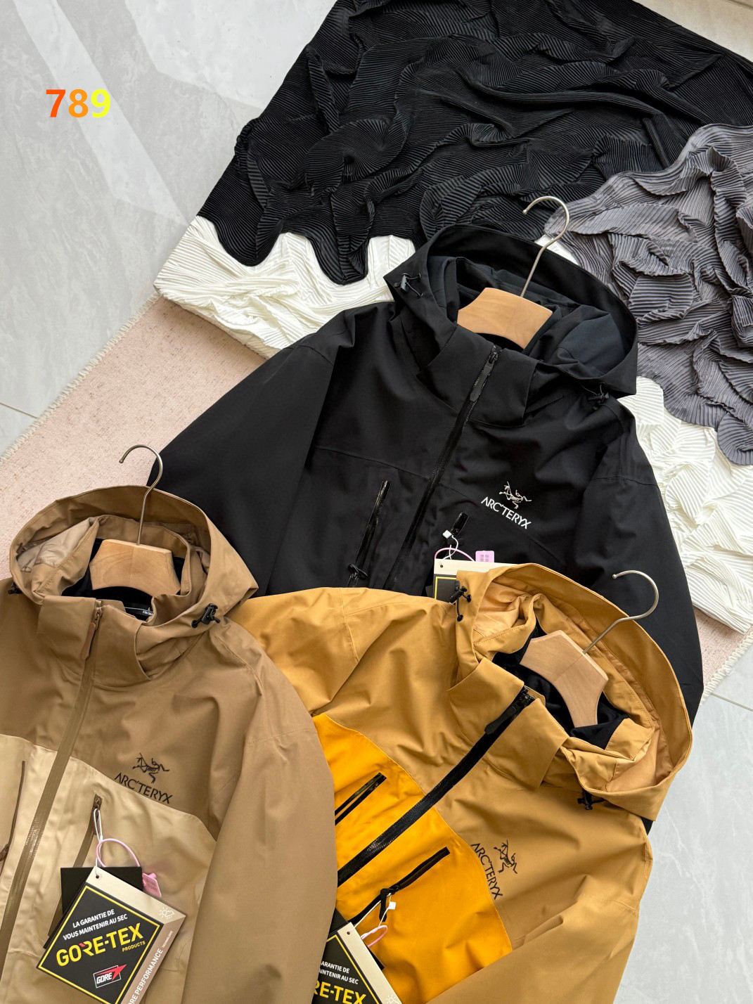 P340💰
ARCTERYX/始祖鸟 25ss秋冬三合一可拆卸保暖抓绒内胆冲锋衣户外防风拼色夹克外套 -
三合一可拆卸加厚保暖外套 一衣多穿!它是针对严酷的户外环境而设计旨在为运动爱好者提供终及的保护这款防风透气的连帽衣是追求灵活性的登山者的理想选择,耐磨而高度防风的外层!
科技三防面料能抵挡雨水,泼水可呈荷叶般效果防湿表层面料.防雪.透气耐磨,防风(防拨水)立体整形,更合身舒适,活动自如,层压式下巴防风挡可兼容头盔的一体化风帽,带来更好的防风防水性,顶部 经过不断的改良设计与功能优化各部位设计精简使用,上身效果极好!!!
颜色:黑色 卡其色 黄色