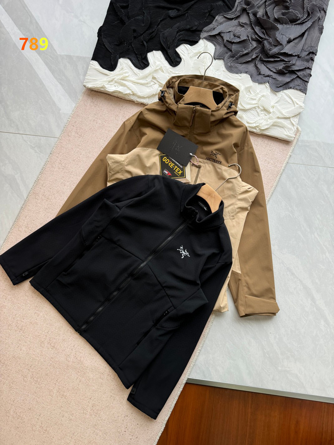 P340💰
ARCTERYX/始祖鸟 25ss秋冬三合一可拆卸保暖抓绒内胆冲锋衣户外防风拼色夹克外套 -
三合一可拆卸加厚保暖外套 一衣多穿!它是针对严酷的户外环境而设计旨在为运动爱好者提供终及的保护这款防风透气的连帽衣是追求灵活性的登山者的理想选择,耐磨而高度防风的外层!
科技三防面料能抵挡雨水,泼水可呈荷叶般效果防湿表层面料.防雪.透气耐磨,防风(防拨水)立体整形,更合身舒适,活动自如,层压式下巴防风挡可兼容头盔的一体化风帽,带来更好的防风防水性,顶部 经过不断的改良设计与功能优化各部位设计精简使用,上身效果极好!!!
颜色:黑色 卡其色 黄色