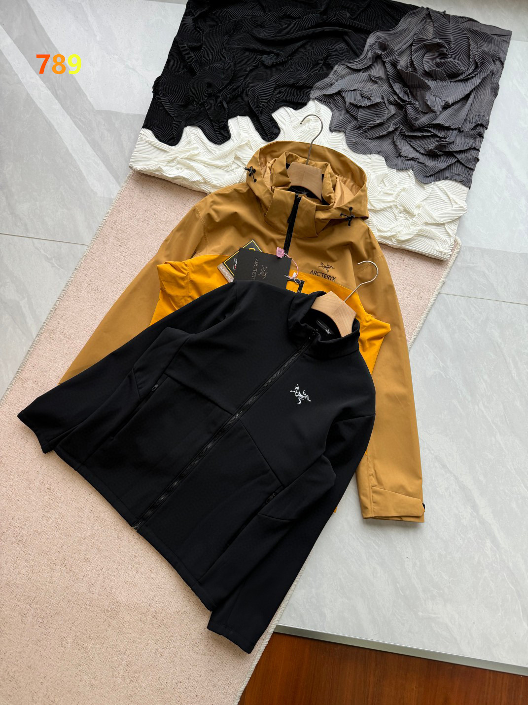 P340💰
ARCTERYX/始祖鸟 25ss秋冬三合一可拆卸保暖抓绒内胆冲锋衣户外防风拼色夹克外套 -
三合一可拆卸加厚保暖外套 一衣多穿!它是针对严酷的户外环境而设计旨在为运动爱好者提供终及的保护这款防风透气的连帽衣是追求灵活性的登山者的理想选择,耐磨而高度防风的外层!
科技三防面料能抵挡雨水,泼水可呈荷叶般效果防湿表层面料.防雪.透气耐磨,防风(防拨水)立体整形,更合身舒适,活动自如,层压式下巴防风挡可兼容头盔的一体化风帽,带来更好的防风防水性,顶部 经过不断的改良设计与功能优化各部位设计精简使用,上身效果极好!!!
颜色:黑色 卡其色 黄色