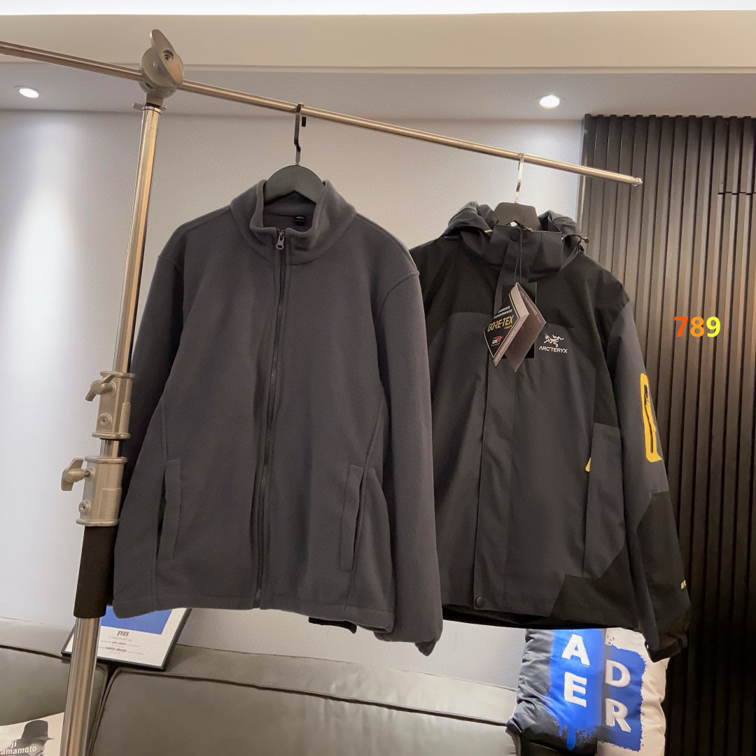 P195💰
始祖鸟三合一冲锋衣秋冬季爆款新品
【工装户外机能夹克冲锋衣外套】 强烈推荐自留款!👍绝对的顶级货! 首先说一下这款衣服最核心的科技!那就是面料,全客供的进口面料!高密度防风防水,速干透气,超轻超柔!上身有型,舒适又轻便!最核心的东西,也是仿货最无法企及的,大家拿到货感受一下面料就知道正不正了! 独有的进口面料决定了出众的功能性,无惧风雨,从容应对! 成本摆在这里!整件衣服的做工也是极其复杂!立体剪裁,拼接设计,上身非常有型! 危富公司货,大家收到随便去砖贵对比验证,包正,不正白送的承诺!就是这么牛逼!货不多,仅此一单,现在到手正好能穿的!
颜色:黑色 米色 灰色 藏青