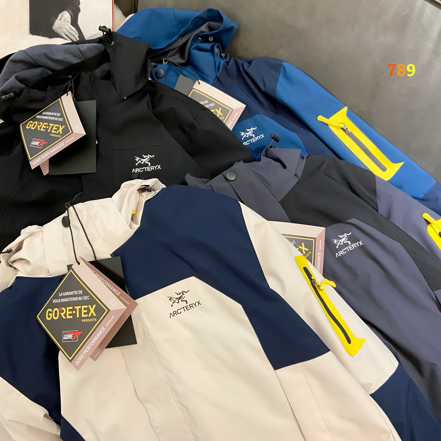 P195💰
始祖鸟三合一冲锋衣秋冬季爆款新品
【工装户外机能夹克冲锋衣外套】 强烈推荐自留款!👍绝对的顶级货! 首先说一下这款衣服最核心的科技!那就是面料,全客供的进口面料!高密度防风防水,速干透气,超轻超柔!上身有型,舒适又轻便!最核心的东西,也是仿货最无法企及的,大家拿到货感受一下面料就知道正不正了! 独有的进口面料决定了出众的功能性,无惧风雨,从容应对! 成本摆在这里!整件衣服的做工也是极其复杂!立体剪裁,拼接设计,上身非常有型! 危富公司货,大家收到随便去砖贵对比验证,包正,不正白送的承诺!就是这么牛逼!货不多,仅此一单,现在到手正好能穿的!
颜色:黑色 米色 灰色 藏青