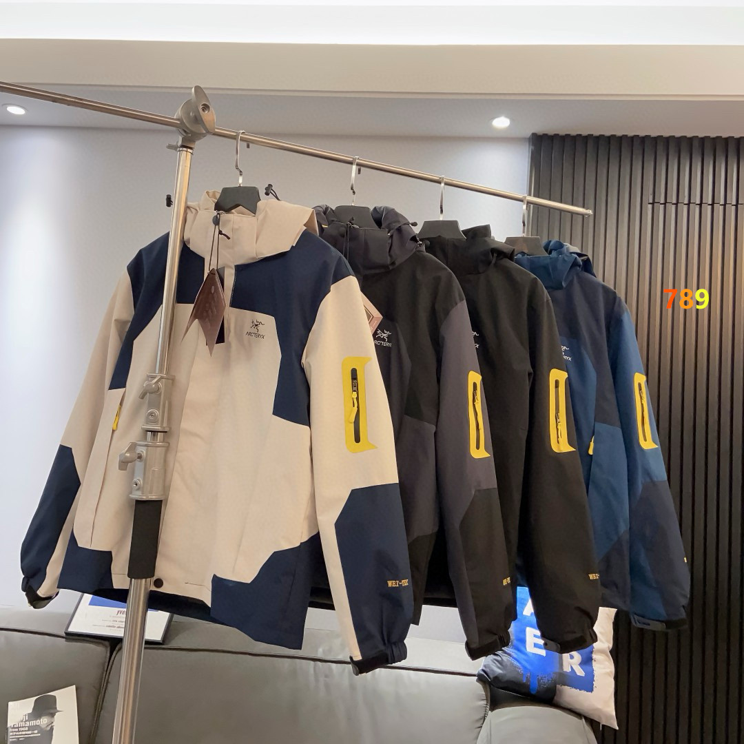 P195💰
始祖鸟三合一冲锋衣秋冬季爆款新品
【工装户外机能夹克冲锋衣外套】 强烈推荐自留款!👍绝对的顶级货! 首先说一下这款衣服最核心的科技!那就是面料,全客供的进口面料!高密度防风防水,速干透气,超轻超柔!上身有型,舒适又轻便!最核心的东西,也是仿货最无法企及的,大家拿到货感受一下面料就知道正不正了! 独有的进口面料决定了出众的功能性,无惧风雨,从容应对! 成本摆在这里!整件衣服的做工也是极其复杂!立体剪裁,拼接设计,上身非常有型! 危富公司货,大家收到随便去砖贵对比验证,包正,不正白送的承诺!就是这么牛逼!货不多,仅此一单,现在到手正好能穿的!
颜色:黑色 米色 灰色 藏青