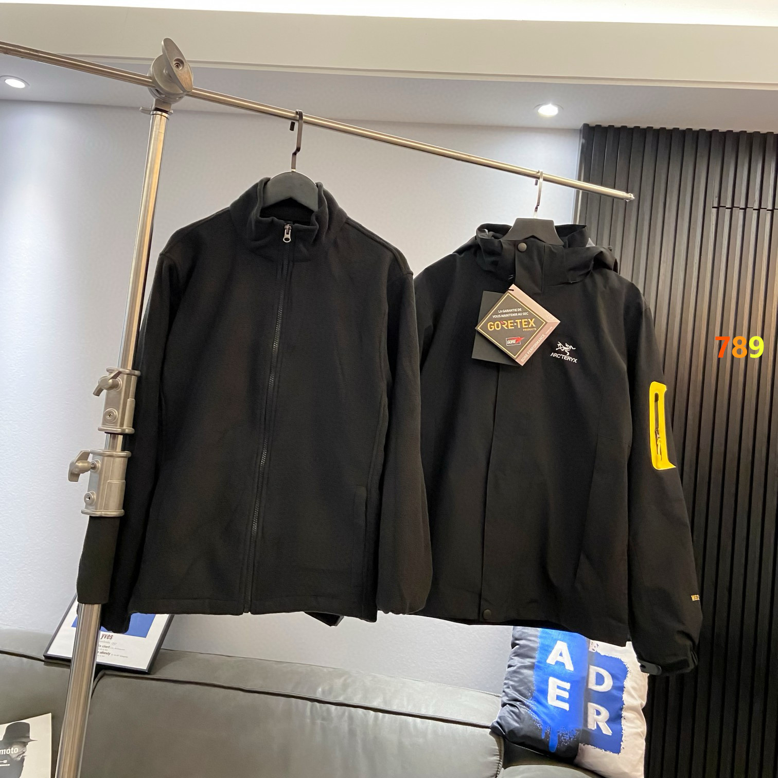 P195💰
始祖鸟三合一冲锋衣秋冬季爆款新品
【工装户外机能夹克冲锋衣外套】 强烈推荐自留款!👍绝对的顶级货! 首先说一下这款衣服最核心的科技!那就是面料,全客供的进口面料!高密度防风防水,速干透气,超轻超柔!上身有型,舒适又轻便!最核心的东西,也是仿货最无法企及的,大家拿到货感受一下面料就知道正不正了! 独有的进口面料决定了出众的功能性,无惧风雨,从容应对! 成本摆在这里!整件衣服的做工也是极其复杂!立体剪裁,拼接设计,上身非常有型! 危富公司货,大家收到随便去砖贵对比验证,包正,不正白送的承诺!就是这么牛逼!货不多,仅此一单,现在到手正好能穿的!
颜色:黑色 米色 灰色 藏青