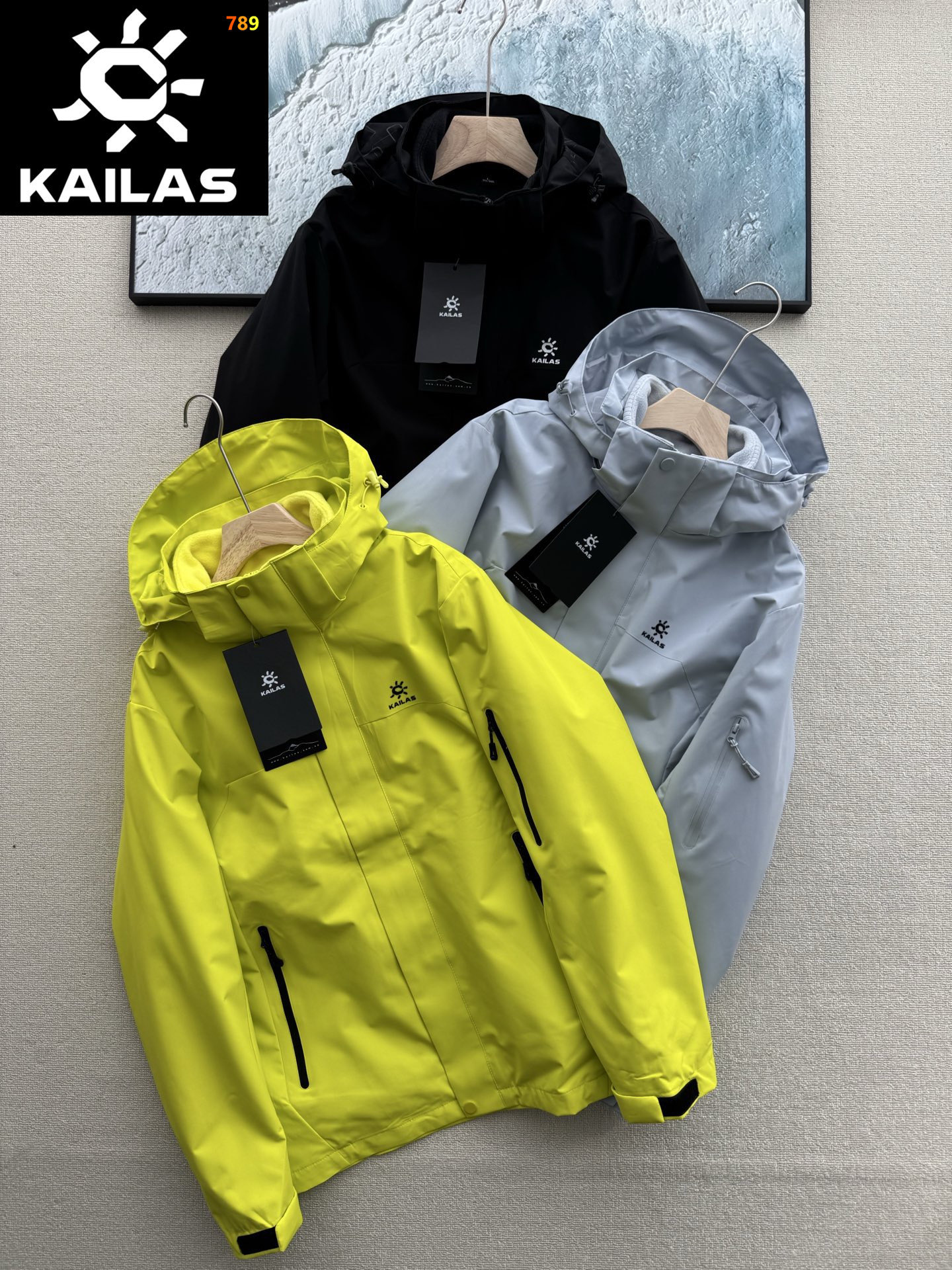 凯乐石户外二合一摇粒绒内胆冲锋衣外套!可拆卸内胆 内胆可单穿,高品质,科技面料 防风防水,轻量化设计,宽松大牌设计 立体剪裁 冲锋衣透气舒适面料 不闷热 循环🔁透气,排湿保持皮肤干爽,三防功能黑科技,纳米级防水防油防污 面料柔软垂顺,细节严格 可拆卸连帽设计 大容量拉链口袋,魔术贴袖口,品质拉链,双拉链可自行搭配内里二合一穿搭 衣服不用熨烫拿到手都自带高级感,最主要的是价格美丽,低价好物,无理由回购款 户外出行旅游,日常情侣穿搭 颜色:黑色 蓝色 黄色