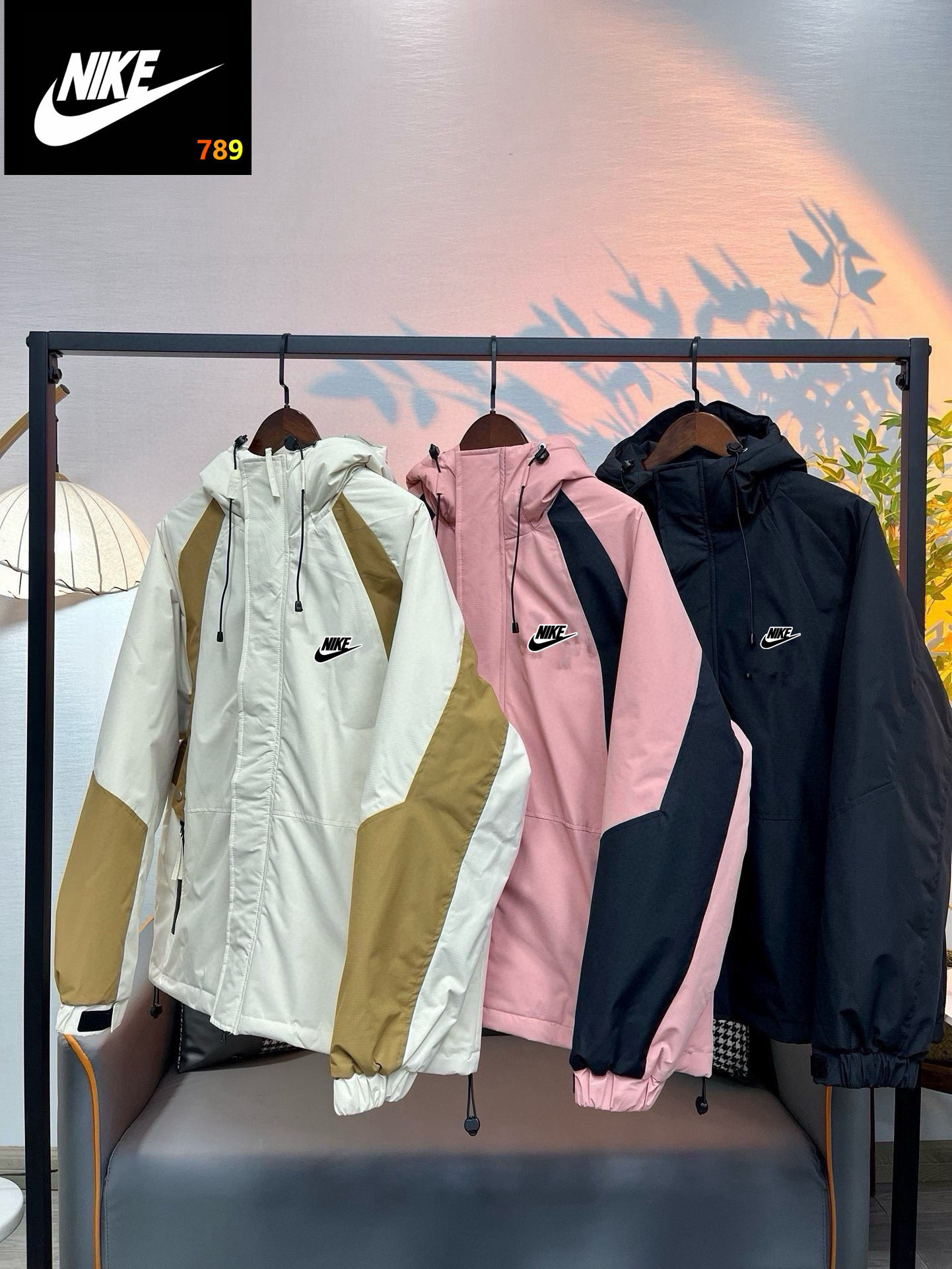 P190💰 【NIKE耐克户外防水拼接棉服】 🍩NIKE耐克户外防水拼接棉服棉衣面包服,经典大方百搭,版型宽松,超级耐看超级厚实的炸街棉服,抗风保暖又好看,三色都超级好看,口袋防水拉链设计,随意搭配,男女轻松驾驭,墙裂推荐,冲冲冲! 颜色:米白 粉色 黑色