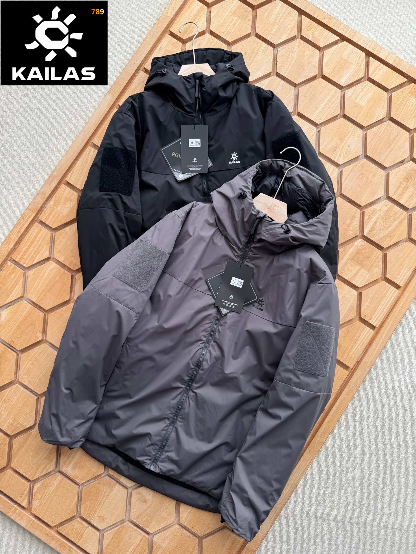 凯乐石户外棉服他来了!这款棉服最大的特点就是轻便保暖效果好!今年这款采用的是 锁温科技,运动休闲棉服 户外王者roton LT 轻量级防水防风保暖连帽棉衣 来自国内最大的工厂的订单,品质好的过分. 这款棉衣打造的是上身轻便!不臃肿!内里做了定格锁温工艺,防风袖口,还做了内置口袋,经典款超级百搭!此款棉服也是今年主推的一个爆款!一定一定必入它.这也是户外的东西最厉害的地方,而且最难得的是它的轻便性,非常的轻盈舒服,它终于来了 各位,千万别错过这款棉服! 户外系列防水轻量化棉服,内里填充的军工级棉,就算衣服湿了,也能提供温暖,并且很蓬松、轻便,绝对不是一般棉服能比的!上身舒适感极强!你值得拥有最好的体验! 颜色:黑色!灰色!