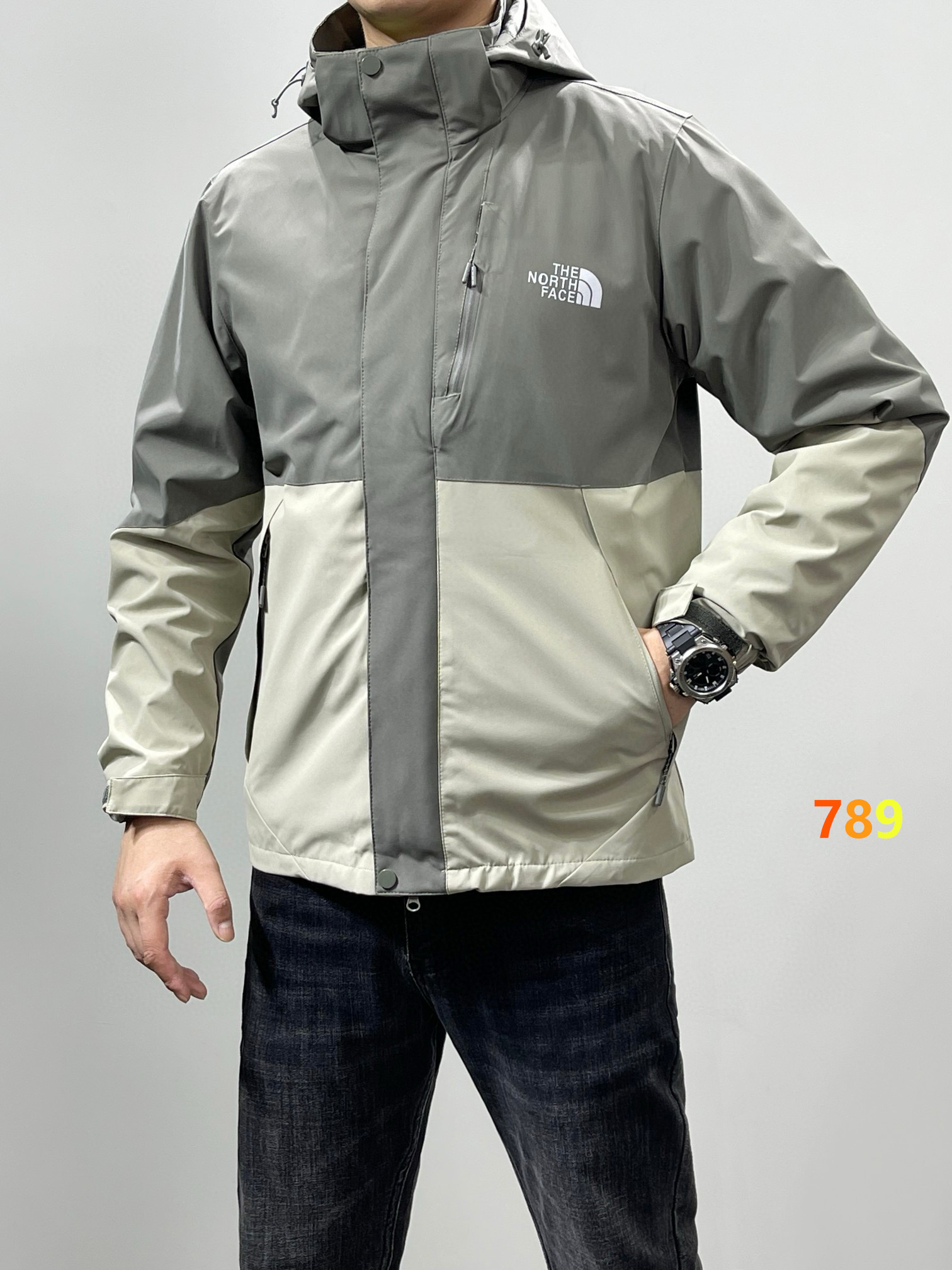 P210💰
冬款三合一 TFN/北面经典专柜款男士三合一两件套冲锋衣!越南代工厂的订单货!超级喜欢这个面料!!纯原单!品质好到爆!不挑年龄段,上身太好看!真正的防水防风冲锋衣,不是样子货!可拆卸抓绒内胆三合一冲锋衣!!实实在在的好东西 性价比超高的一款!!实在货品自然是没得说 专柜都是有售的!!多块拼色拼接设计,颜值爆表的配色!!隐藏式拉链,防钻风袖口!!防水魔术贴!!每一处细节都非常完美!!此款外层TEXAPORE外层防水透气、内层保暖内胆!!可单穿、亦可两者搭配着穿!!专柜售价2000+,防水透气的牛货!!全方位防水透气面料!!外层面料耐磨,同时提供优良的保暖性能!!防风,防水,冬季外出有它,不惧严寒,雨雪无阻!