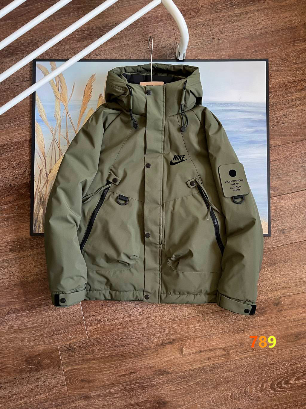 P200💰
新款NIKE耐克情侣款户外防水潮牌棉衣，纯天然手塞棉填充，十分饱满，具有很好的垂感，触感柔软，上身轻盈舒适。包容性非常好，完完全全的不挑身材。
高密度防泼水面料，核芯棉服，防寒锁温，连帽防风设计，品质拉链防风门襟，弹力松紧袖口，包边下摆设计，简约时尚的宽松版型，无论闺蜜穿还是搭情侣都非常nice，超级百搭。五色都炒鸡完美！
长度适中，保证了实用和保暖性。辅料均采用原版定制，诚意满满👍🏻
不再害怕寒冷，搭配毛衣，卫衣针织衫都🉑！
颜色：黑色 卡其色  柠檬黄  橄榄绿  紫色
尺码：M-3XL（图九尺码表）