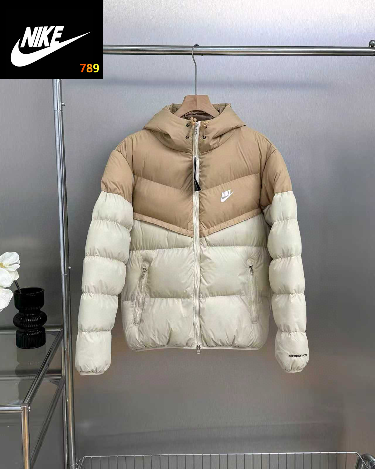【独家品质 区别通货】Nike耐克风行者羽绒棉服 Nike/耐克 男连帽保暖跑步训练短款运动休闲夹克羽绒棉服 Storm-FIT Windrunner 连帽拉链长袖羽绒服 防风拒水 男女同款!小红书爆款断货王 极具性价比的Nike“风行者”,主打颜值与方便伸展的运动版型! 包裹性强 充绒量高,蓬松不显臃肿 Nike Storm-FlT性能、防风又防雨 无惧户外雨雪天气all black轻松 get男友风穿搭,男女同款!细节在线,随意对比! 颜色:黑色 灰色 杏色 绿色