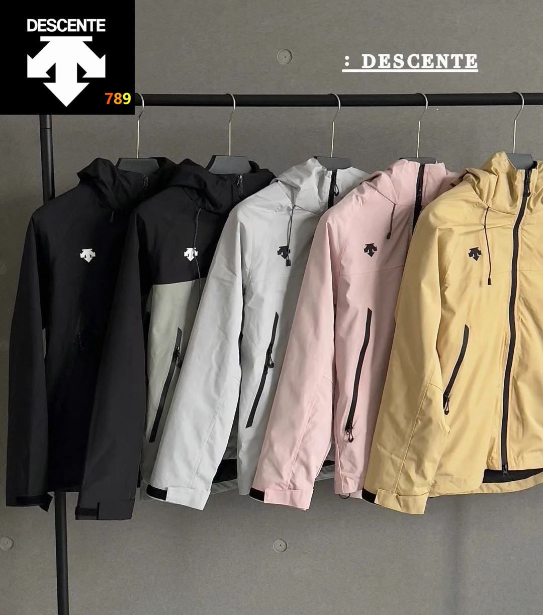 【三合一 新款 】
迪桑特 秋冬男女防风防水冲锋衣三合一连帽夹克外套
城市机能，户外装备真心TM帅炸了
男女情侣CP版，聚酯纤维科技面料加内置辅衬防水，防撕裂，防泼水，三防加持廓形宽松，机能剪裁加横向立体剪裁上身显瘦藏肉，廓形轮廓，连帽加抽绳加连肩袖设计
肩部二测机能剪裁胸前横向立体剪裁腋下二测机能剪裁，背部机能剪裁加