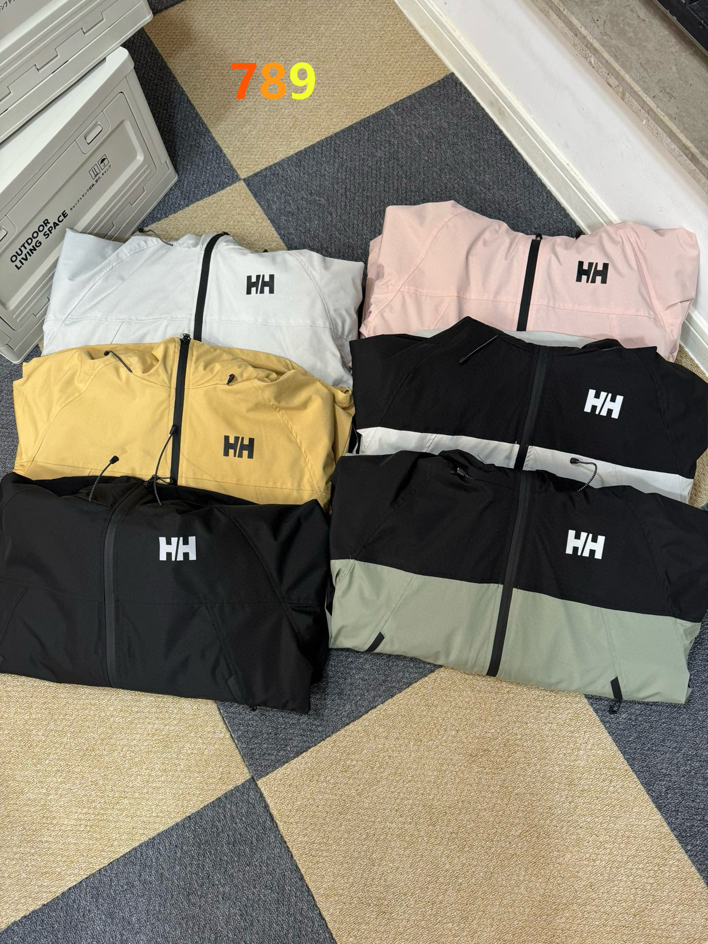 三合一版本 HELLY HANSEN/海丽汉森 25ss秋冬户外情侣款三合一运动冲锋衣外套,户外运动系列必备经典款,上身帅气百搭不挑人,休闲运动均可驾驭,经典永不过时✅绝佳秋冬出行穿搭必备单品🌞 秋冬一定闭眼入的百搭单品,面料已做防水涂层 防水防风,采用连帽双门襟拉链设计(帽子可拆卸)内里搭配可拆卸的石墨烯加厚内胆,胸前+帽沿经典简约小logo设计,潮流百搭,轻松好驾驭 上身帅气百搭,刷街必备, 朋友们闭眼入 不必对比其他,入手绝对惊喜! 做工精致,细节到位,诚意满满 🏊🏻非常适合当季的款,上身百搭不挑人,玩转你的潮流,期待你我共同的驾驭🌞 颜色:黑,灰白,粉.黄色,黑绿,黑灰 胸围 衣长 肩宽 推荐身高 推荐体重 s 100 69 44 155-165,110斤内 M 104 71 46 165-170,110-135 L 108 73 48 170-175,135-155 XL 112 75 50 175-180, 155-175 2XL 116 77 52 180-185, 175-190 3XL 120 79 54 185-195 190- 215