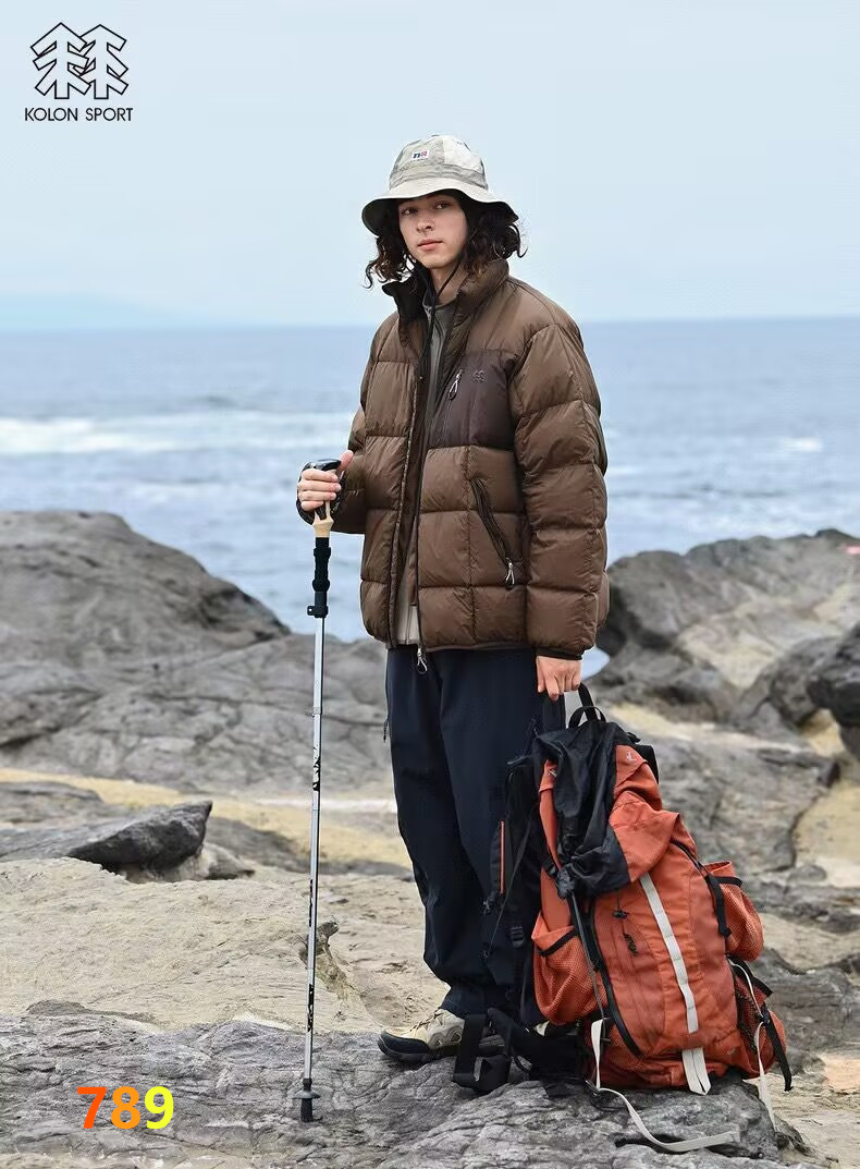 P200💰
可隆 KOLON 小树林 最新款男女轻量化保暖棉衣 久经高山户外恶劣天气的考验 多年来一直为攀岩者和户外旅行者带来温暖 最新一代Atom LT系列的Coreloft 便携棉羽服专为应付各种环境和运动强度而设计 潮湿时仍能持续保暖 经过长年累月的打包折叠 仍能保持蓬松 使用拼接设计 更能显得 上身不臃肿 使用防湿表层面料 下摆有调节扣  透气 轻量 保暖 防风 功能多样