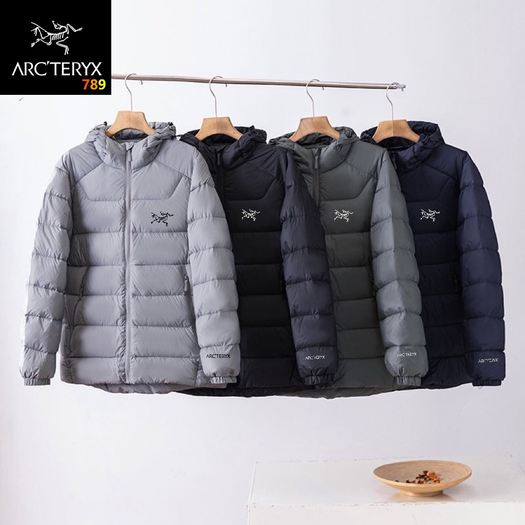 【白鹅绒 p290💰。】ARC’TERYX始祖鸟新款情侣轻薄款羽绒服新国标90绒、600蓬轻量双面穿白鸭绒羽绒服、两面均可外穿、采用全立体无缝压胶工艺 真正做到不出绒、虽轻薄但保暖、
仅仅是款式用料自然是没得说啦,各位收到货仔细感受下这批东西的品质你就会明白这样的双面穿羽绒服带上一件或许是这个秋冬天都值得开心的事情啦!
上身不仅保暖还很舒适!上身没有任何的不适略微挺括的版型上身的效果真心是非常的好!
尺码:见图九
颜色:浅灰 深灰 藏青色 黑色