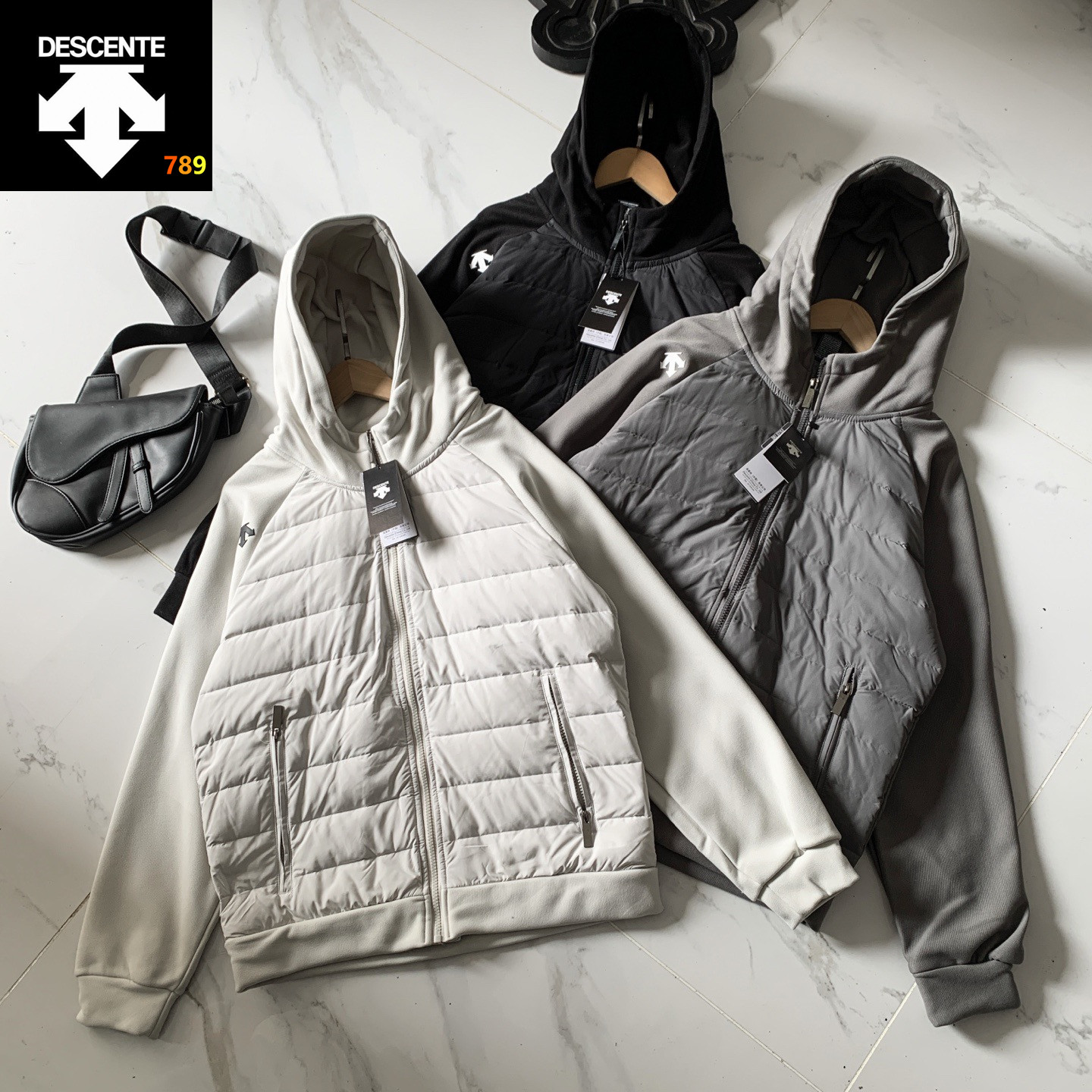 P245💰
DESCENTE迪桑特国标90绒 男女同款运动休闲羽绒服短款轻薄羽绒服
迪桑特的火爆程度大家毋庸置疑 火爆程度和始祖鸟不相上下 经典的款式 独具一格的版型 让你在这个不一样的时代中从人群中脱颖而出 国际一线的品牌影响力 历史久远的沉淀力 刚强中不失知性美 典雅中不失凝聚力 这都是迪桑特的品牌座右铭 设计理念:寒冷冬季出行的必备单品 一定是这款不可错过的廊形羽绒服 由80年代的复古风潮启发的设计灵感 融合迪桑特品牌滑雪元素 在保暖与时尚中平衡 是今年秋冬的潮流必备款 其丰盈饱满的廊形 懒惰随性 上身保暖不臃肿 更有多元色彩 给雪白的冬天注入活力 也可以作为情侣服装搭配 大身里布采用20D尼丝纺 20D=头发丝的细度 使得里布看起来有光泽 顺滑 其特性会让你在寒冷的冬天 越穿越暖和 随身携穿行走的暖宝宝 此款我们采用了最新2025国标标准的90绒 34.5万一吨的价格并没有让我们望而却步 我们坚信 好马配好鞍 整件衣服随意拆剪 绝对没有一根毛杆 无异味 无棉花状 区分市场上绝大部分滥竽充数版本 车距按照原版统一测量 针针达到的饱满度绝对会让你眼前一亮 针线我们采用的均为进口的9号金针 漏线漏绒情况不可能发生 底摆 袖口采用原缸定染螺纹 上身简约大气!!
颜色:白色 黑色 灰色
尺码:M~4XL