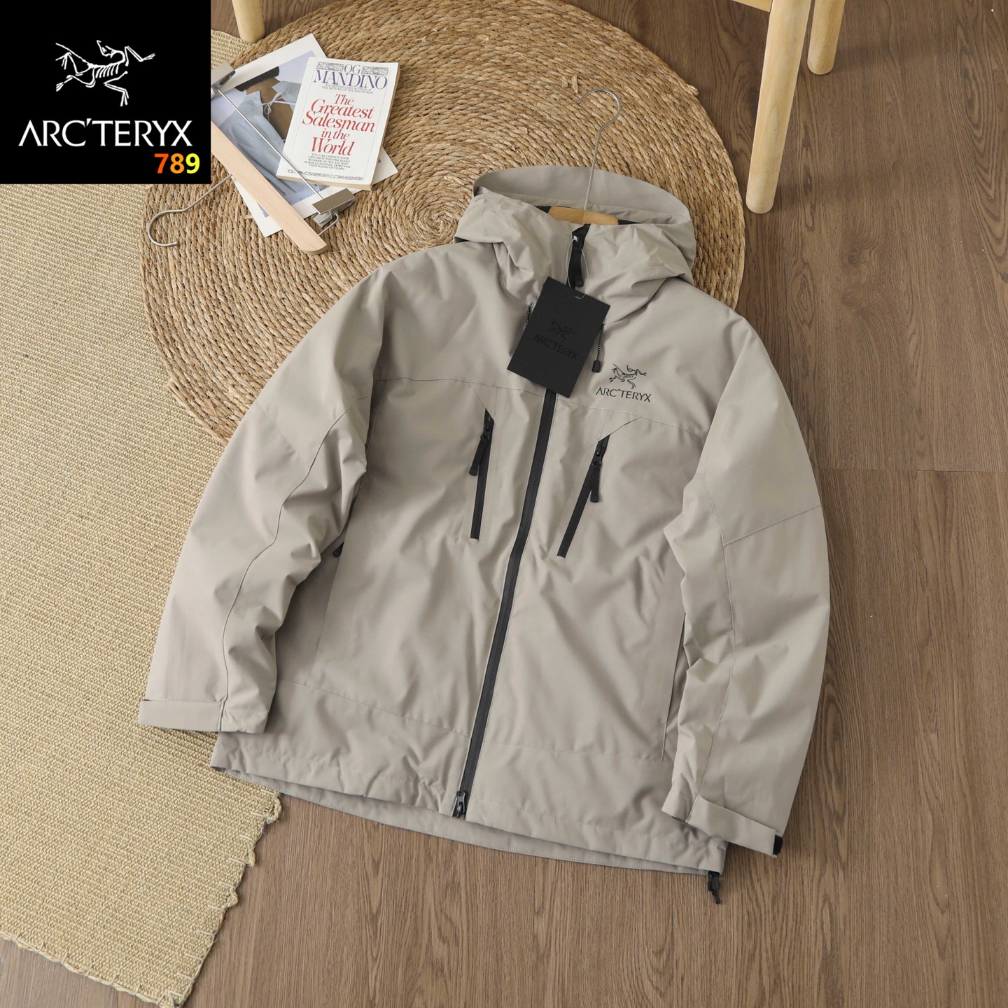 P220💰
ARC'TERYX/始祖鸟新款连帽夹克男女情侣款户外防风外套露营宽松版休闲棉服上衣!
功能特征: 防风 防水 透湿
材质:面料;聚酯纤维100%(膜除外)
里料;聚酯纤维 100%
填充物:100%聚酯纤维
产品描述 一采用未采用PFC(全氟化合物)的环保GORE-TEX面料能
够轻松抵御风雨,也能将汗汽排除体外,保持穿着时的舒适感。并采用稍宽松版型,能与其他层产品一起搭配叠穿。适合高强度徒步时穿着。
版型- RELAX 提供户外运动时充分的活动性,也能与一定厚
度的内搭一起搭配叠穿。
设计亮点:
采用具有防风,防水,防泼水,透湿性能的GORE-TEX 2L面料
衣服面料上使用对环境更友好的EPE防护膜
前中拉链及口袋拉链都使用YKKwatertight防水拉链
防止水进入夹克以及口袋内部,严密防水
外套为宽松版型,可与中间层进行搭配叠穿
袖口采用魔术贴,下摆设调节绳,可随心调节尺寸及穿着方式
面料功能性; GORE-TEX具备防水功能的同时,GORE-TEX防水膜
还具有非常优异的透湿性能,可非常轻易地将汗汽排出,另外,可完全防风,通过防风,防止因冷风导致的失温情况发生。另外,采用了,GORE-TEX在2023年全新研发的EPE防水膜,更为环保,且不使用对环境具有致命性损害的PFC成分。
颜色:黑色 泥灰 绿色
尺码:M-3xl