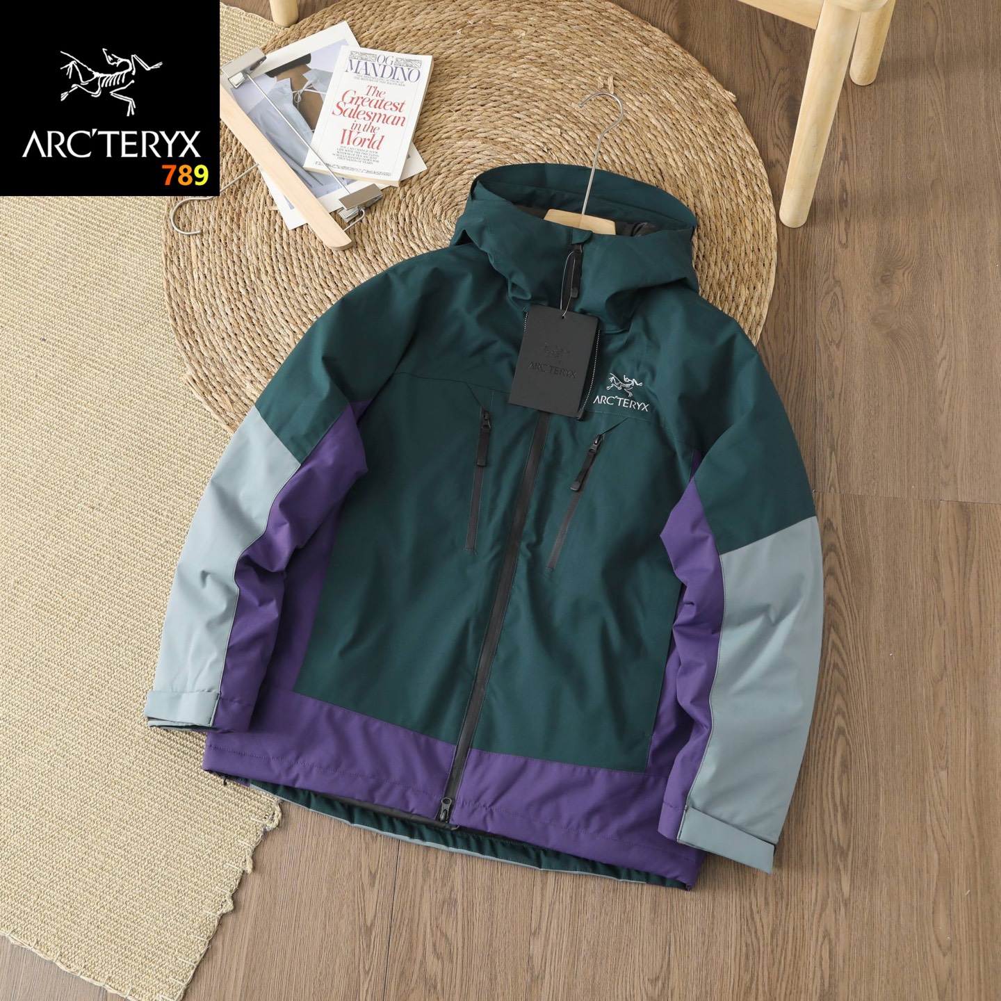 P220💰
ARC'TERYX/始祖鸟新款连帽夹克男女情侣款户外防风外套露营宽松版休闲棉服上衣!
功能特征: 防风 防水 透湿
材质:面料;聚酯纤维100%(膜除外)
里料;聚酯纤维 100%
填充物:100%聚酯纤维
产品描述 一采用未采用PFC(全氟化合物)的环保GORE-TEX面料能
够轻松抵御风雨,也能将汗汽排除体外,保持穿着时的舒适感。并采用稍宽松版型,能与其他层产品一起搭配叠穿。适合高强度徒步时穿着。
版型- RELAX 提供户外运动时充分的活动性,也能与一定厚
度的内搭一起搭配叠穿。
设计亮点:
采用具有防风,防水,防泼水,透湿性能的GORE-TEX 2L面料
衣服面料上使用对环境更友好的EPE防护膜
前中拉链及口袋拉链都使用YKKwatertight防水拉链
防止水进入夹克以及口袋内部,严密防水
外套为宽松版型,可与中间层进行搭配叠穿
袖口采用魔术贴,下摆设调节绳,可随心调节尺寸及穿着方式
面料功能性; GORE-TEX具备防水功能的同时,GORE-TEX防水膜
还具有非常优异的透湿性能,可非常轻易地将汗汽排出,另外,可完全防风,通过防风,防止因冷风导致的失温情况发生。另外,采用了,GORE-TEX在2023年全新研发的EPE防水膜,更为环保,且不使用对环境具有致命性损害的PFC成分。
颜色:黑色 泥灰 绿色
尺码:M-3xl