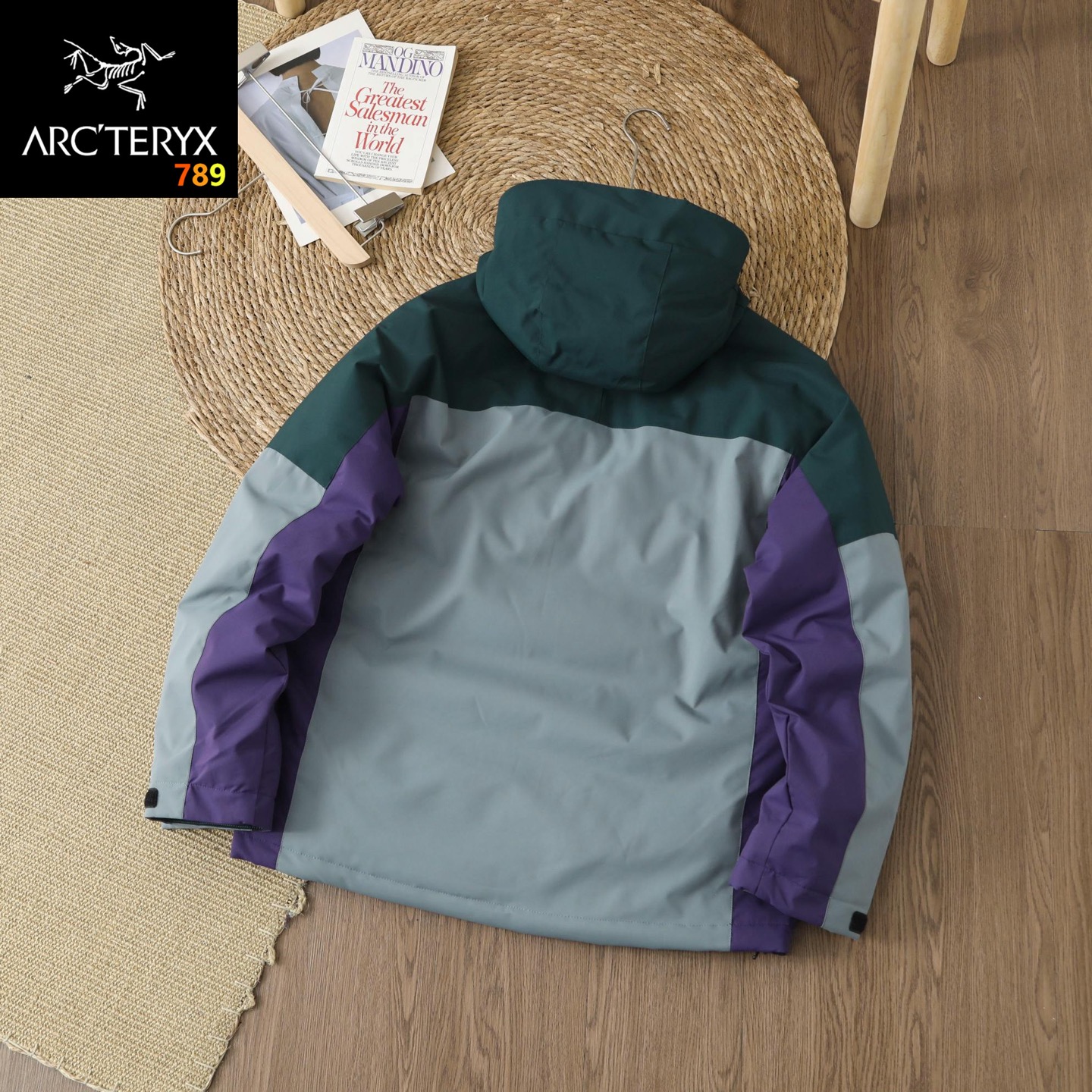 P220💰
ARC'TERYX/始祖鸟新款连帽夹克男女情侣款户外防风外套露营宽松版休闲棉服上衣!
功能特征: 防风 防水 透湿
材质:面料;聚酯纤维100%(膜除外)
里料;聚酯纤维 100%
填充物:100%聚酯纤维
产品描述 一采用未采用PFC(全氟化合物)的环保GORE-TEX面料能
够轻松抵御风雨,也能将汗汽排除体外,保持穿着时的舒适感。并采用稍宽松版型,能与其他层产品一起搭配叠穿。适合高强度徒步时穿着。
版型- RELAX 提供户外运动时充分的活动性,也能与一定厚
度的内搭一起搭配叠穿。
设计亮点:
采用具有防风,防水,防泼水,透湿性能的GORE-TEX 2L面料
衣服面料上使用对环境更友好的EPE防护膜
前中拉链及口袋拉链都使用YKKwatertight防水拉链
防止水进入夹克以及口袋内部,严密防水
外套为宽松版型,可与中间层进行搭配叠穿
袖口采用魔术贴,下摆设调节绳,可随心调节尺寸及穿着方式
面料功能性; GORE-TEX具备防水功能的同时,GORE-TEX防水膜
还具有非常优异的透湿性能,可非常轻易地将汗汽排出,另外,可完全防风,通过防风,防止因冷风导致的失温情况发生。另外,采用了,GORE-TEX在2023年全新研发的EPE防水膜,更为环保,且不使用对环境具有致命性损害的PFC成分。
颜色:黑色 泥灰 绿色
尺码:M-3xl