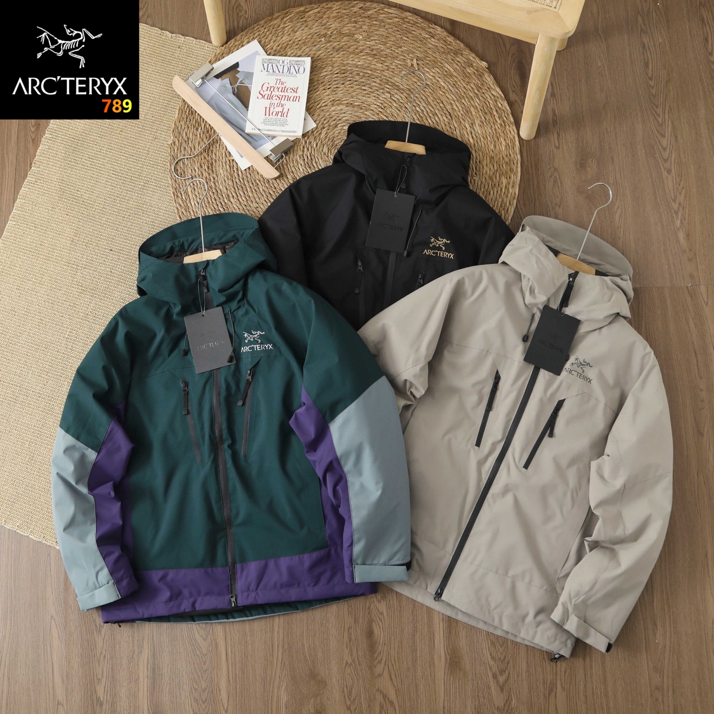 P220💰
ARC'TERYX/始祖鸟新款连帽夹克男女情侣款户外防风外套露营宽松版休闲棉服上衣!
功能特征: 防风 防水 透湿
材质:面料;聚酯纤维100%(膜除外)
里料;聚酯纤维 100%
填充物:100%聚酯纤维
产品描述 一采用未采用PFC(全氟化合物)的环保GORE-TEX面料能
够轻松抵御风雨,也能将汗汽排除体外,保持穿着时的舒适感。并采用稍宽松版型,能与其他层产品一起搭配叠穿。适合高强度徒步时穿着。
版型- RELAX 提供户外运动时充分的活动性,也能与一定厚
度的内搭一起搭配叠穿。
设计亮点:
采用具有防风,防水,防泼水,透湿性能的GORE-TEX 2L面料
衣服面料上使用对环境更友好的EPE防护膜
前中拉链及口袋拉链都使用YKKwatertight防水拉链
防止水进入夹克以及口袋内部,严密防水
外套为宽松版型,可与中间层进行搭配叠穿
袖口采用魔术贴,下摆设调节绳,可随心调节尺寸及穿着方式
面料功能性; GORE-TEX具备防水功能的同时,GORE-TEX防水膜
还具有非常优异的透湿性能,可非常轻易地将汗汽排出,另外,可完全防风,通过防风,防止因冷风导致的失温情况发生。另外,采用了,GORE-TEX在2023年全新研发的EPE防水膜,更为环保,且不使用对环境具有致命性损害的PFC成分。
颜色:黑色 泥灰 绿色
尺码:M-3xl