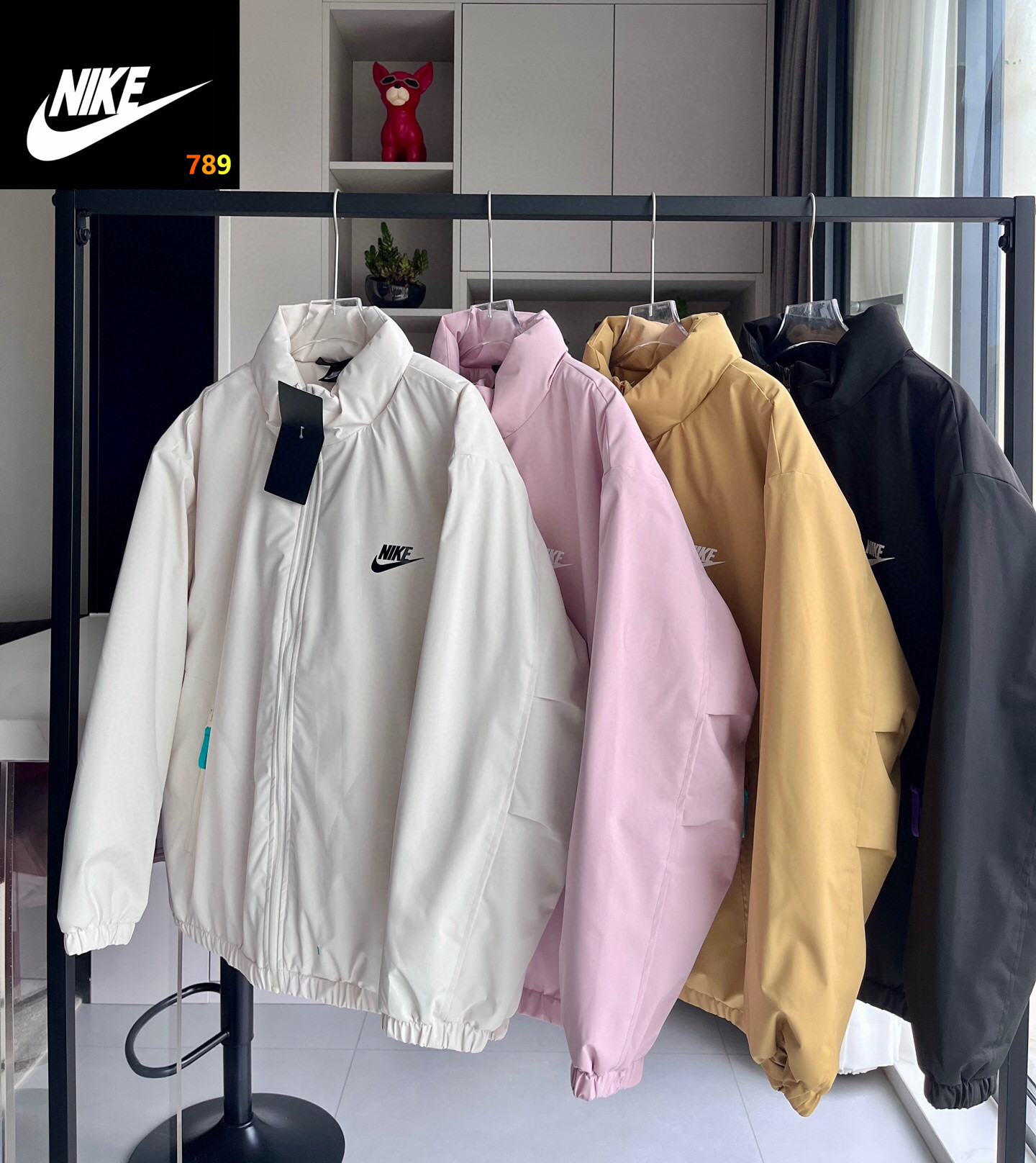 P170💰
上新【耐克拼四色立领棉服】
耐克四色立领棉服棉衣夹克外套棉服，保暖锁风，御寒防风，舒适透气，耐磨耐刮，经典大方百搭，版型宽松，超级耐看超级厚实的炸街棉服，抗风保暖又好看，四色都超级好看，随意搭配，男女轻松驾驭，墙裂推荐，冲冲冲！
颜色：黄色 黑色 粉色 白色