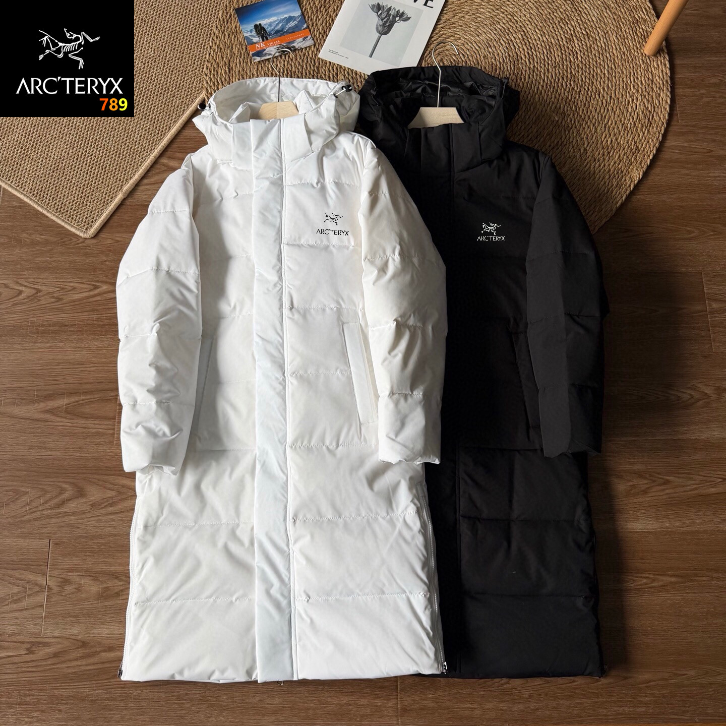 P270💰
始祖鸟长款羽绒服 情侣过冬硬核战袍

黑色 白色


秋冬保暖还得是长款！这款迪家同款羽绒服 男女同款直接闭眼入情侣款，性价比直接拉满✅

100%羽丝填充蓬松度在线，锁温保暖力超强，长款版型直接护住膝盖脚踝，大风天出门也不怕冻透。可拆卸连帽设计超贴心，户外防风、日常通勤凹造型一键切换，实用性直接拉满。

宽松不挑身形，不管是徒步登山还是逛街约会，情侣俩穿同款出街回头率爆棚。告别臃肿感，千元大牌质感，这个冬天和对象一起暖乎乎过冬～