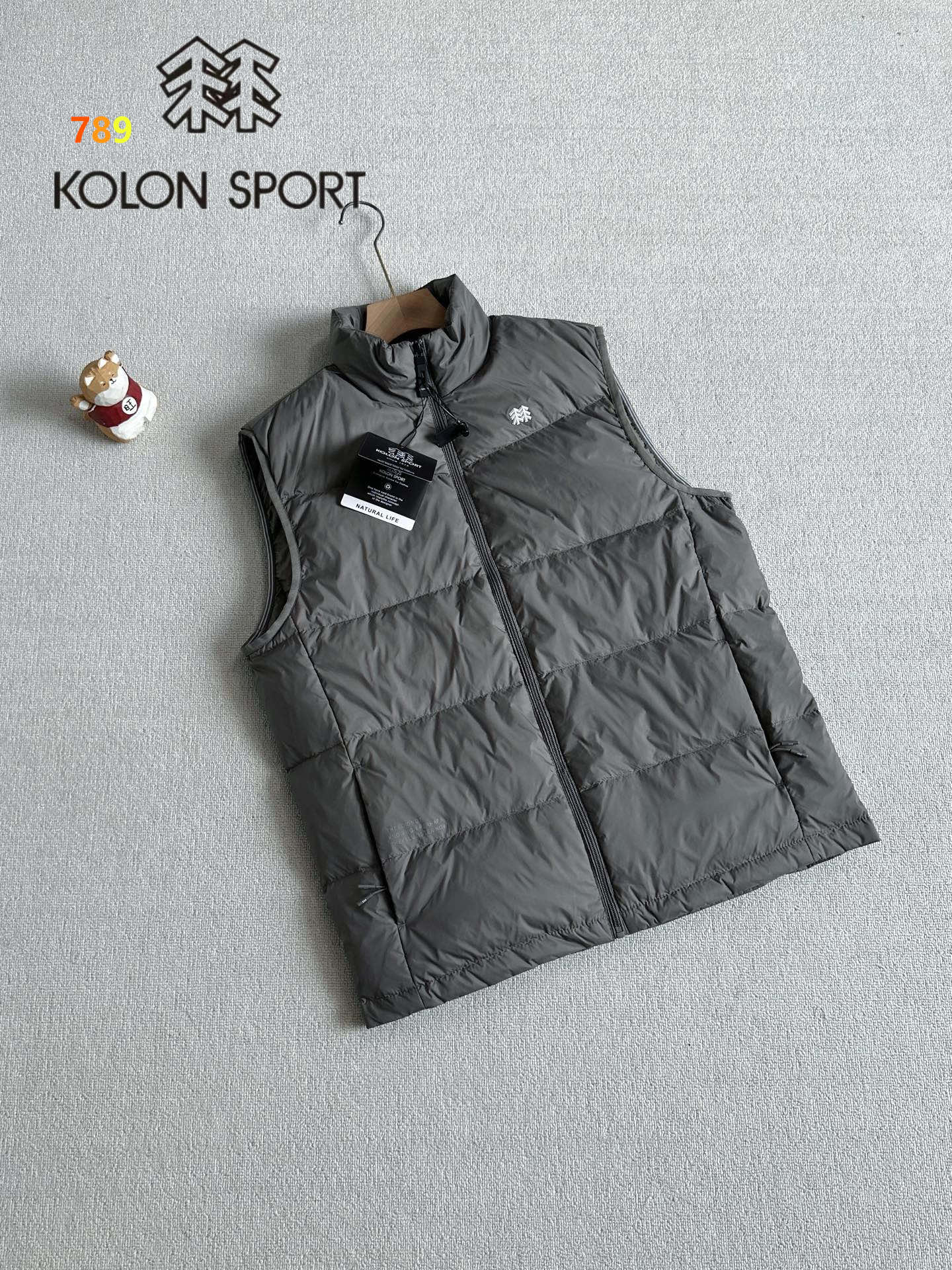 P230💰
掌柜力荐，温暖舒适。
KOLON SPORT/可隆 羽绒衣防泼水透湿防风男士轻薄羽绒马夹羽绒背心。
代工厂出韩国订单，
面料采用正品面料供应商同厂
细格尼龙无胆防绒面料，
和正品一样的轻盈且保暖
羽绒严格使用国标90白鸭绒，
做到最好的650蓬松度
让羽绒真正的与皮肤无限接近，
这样才能锁住更多热量。
面料层架了锁温科技，
能锁住核心部位温度，抑制体温流失。
达到最好的保暖效果！ 
成衣整件分格充绒工艺，
从面料到一个扣子全部原版复刻，你的最佳选择！
颜色：黑色，宝蓝色，咸菜色，灰色