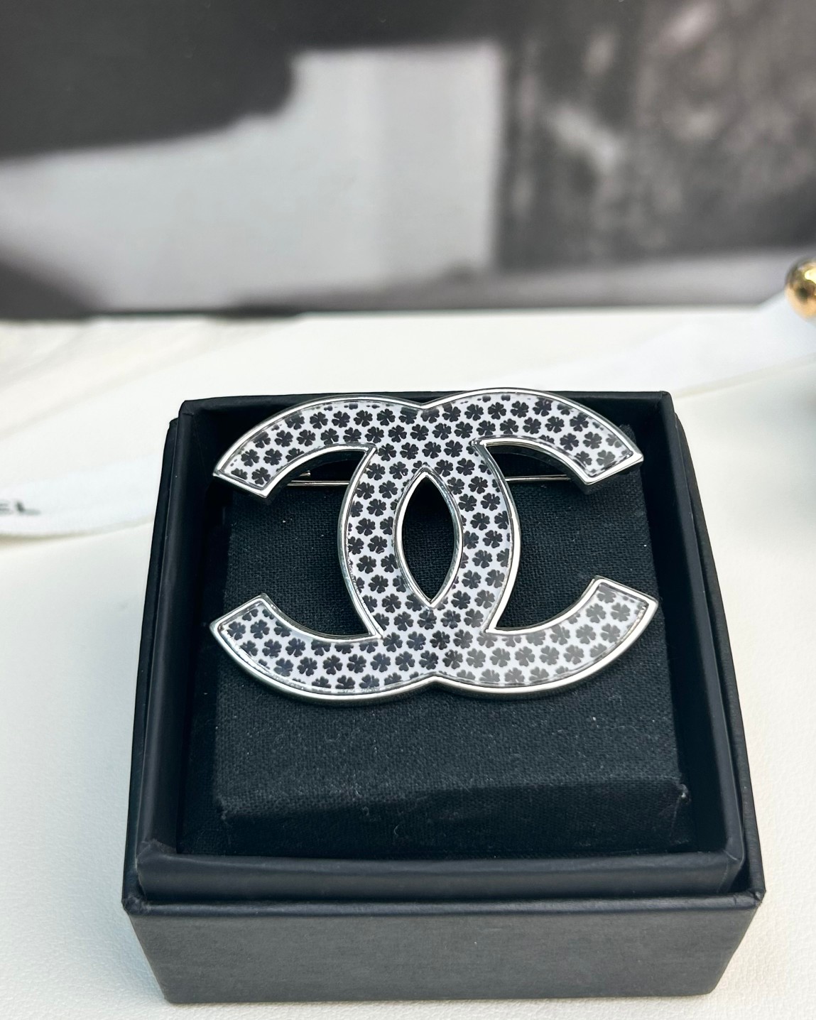 NO:104223,Xiaoxiang new style enamel black four-leaf clover double c brooch, Chanel brooch, chanel, brooch, breastpin19860909小香新款 珐琅黑色四叶草 双c胸针,香奈儿胸针,chanel,brooch，breastpin,Jewelry