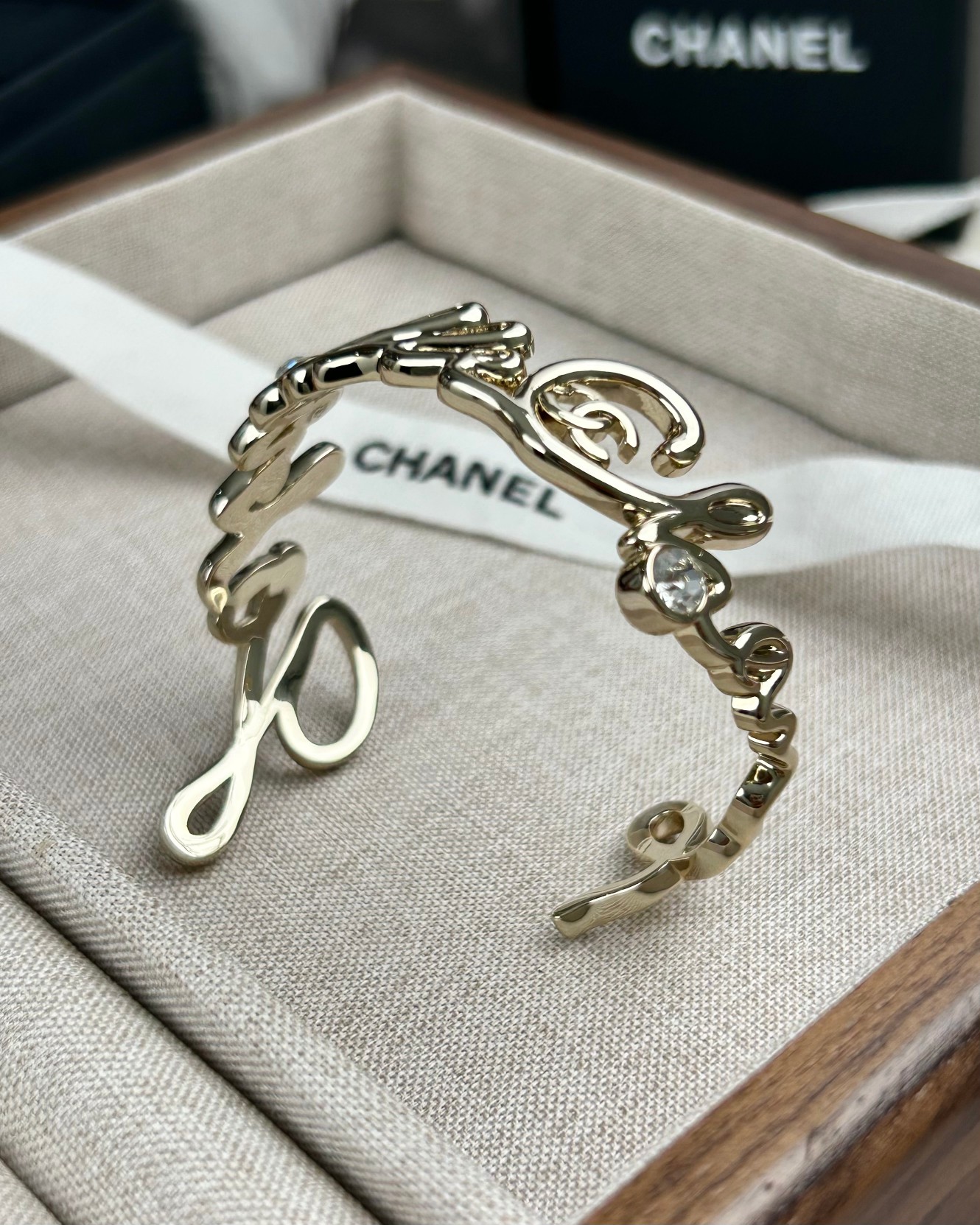 NO:103807,Xiaoxiang new style glossy English letters inlaid with diamonds, open bracelet, Chanel bracelet19860909小香新款 光面英文字母镶钻 开口手镯,香奈儿手镯,chanel,bracelet,Jewelry