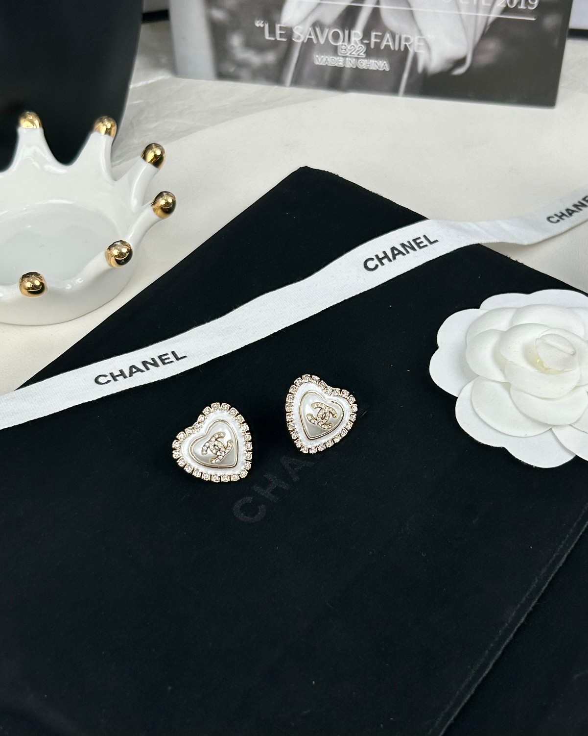 NO:101629,CHANE new love resin oil-dripping peach heart white earrings, Chanel earrings, chanel, chanel19860909CHANE 新款爱心树脂滴油边钻桃心白色耳钉,香奈儿耳钉,chanel,chanel,Jewelry