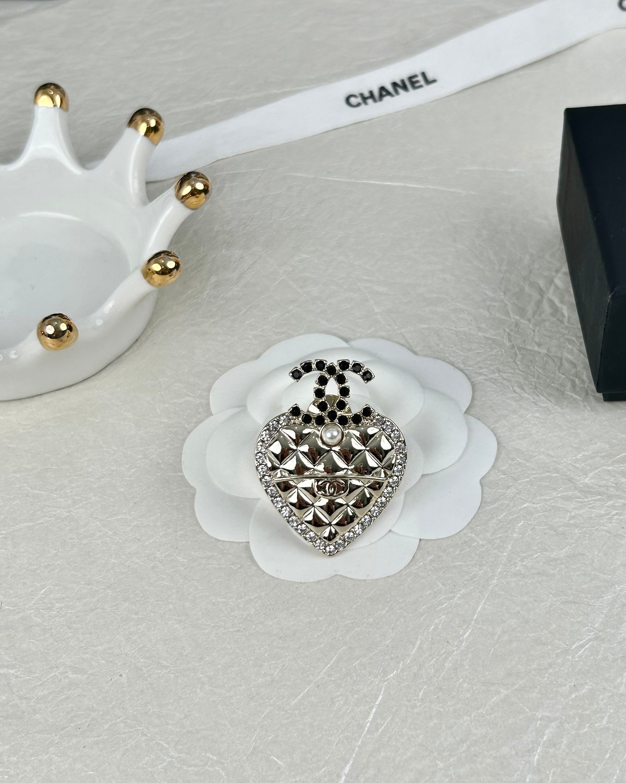 NO:101606,CHANE Xiaoxiang new diamond-shaped love black diamond pearl c peach heart brooch, Chanel brooch, chanel, chanel, brooch, breastpin19860909CHANE 小香新款菱格纹爱心黑钻珍珠c桃心胸针,香奈儿胸针,chanel,chanel,brooch，breastpin,Jewelry