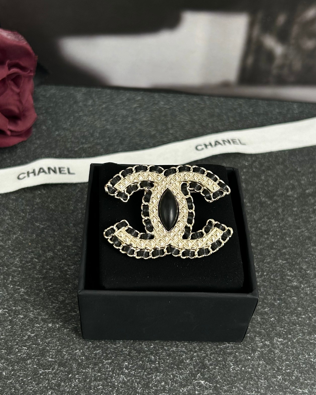 NO:104220,Xiaoxiang new style diamond pattern black leather double c brooch, Chanel brooch, chanel, brooch, breastpin19860909小香新款 菱格纹 黑色穿皮 双c胸针,香奈儿胸针,chanel,brooch，breastpin,Jewelry
