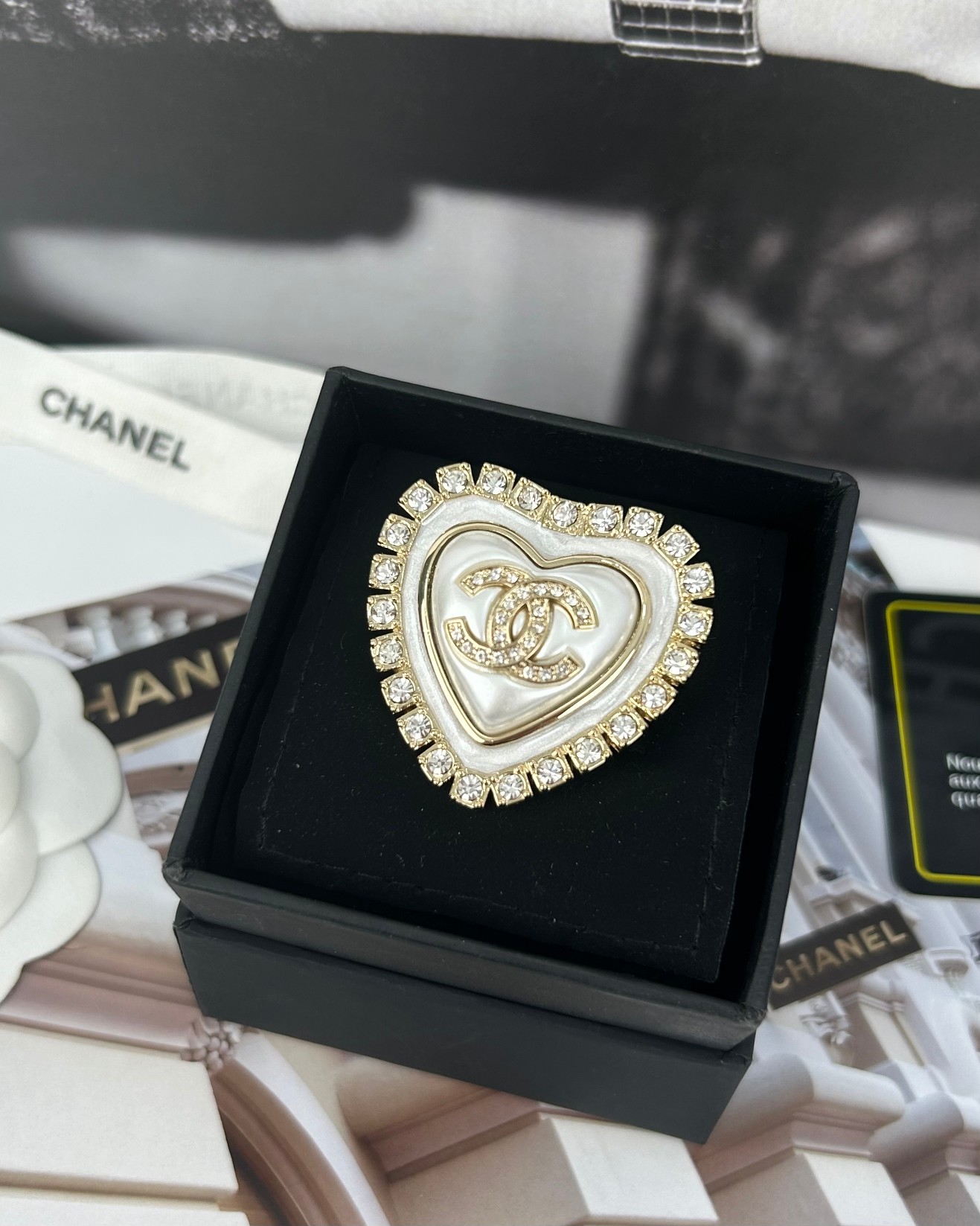 NO:639393,Xiaoxiang's new love pearl small square diamond bezel inlay peach heart brooch size: diameter 3.8 cm, Chanel brooch, chanel, brooch, breastpin19860909小香新款 爱心珍珠小方钻包边镶嵌 桃心 胸针  尺寸: 直径3.8厘米,香奈儿胸针,chanel,brooch，breastpin,Jewelry