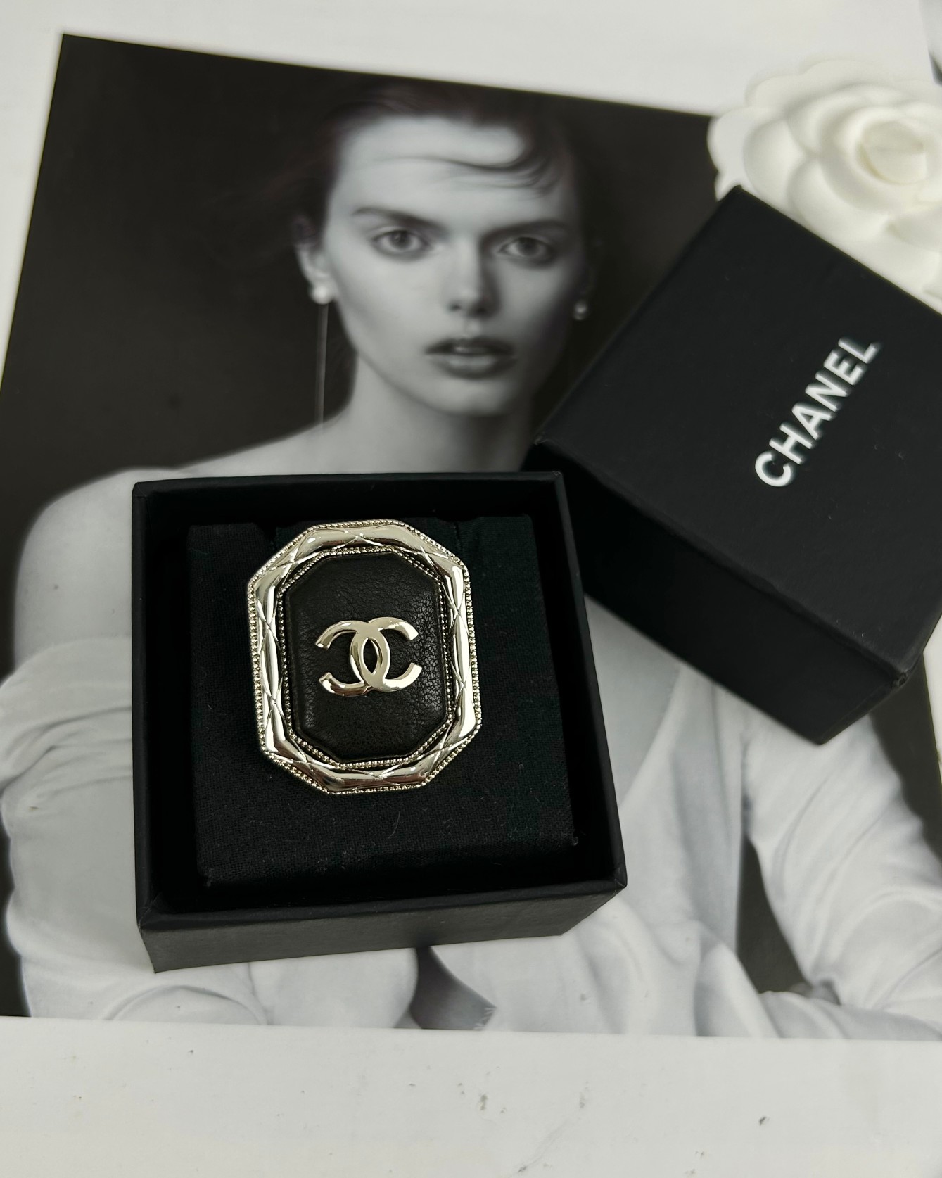 NO:104217,Xiaoxiang new style geometric square black leather surface diamond edge brooch, Chanel brooch, chanel, brooch, breastpin19860909小香新款 几何方形 黑色皮面 菱格纹边 胸针,香奈儿胸针,chanel,brooch，breastpin,Jewelry