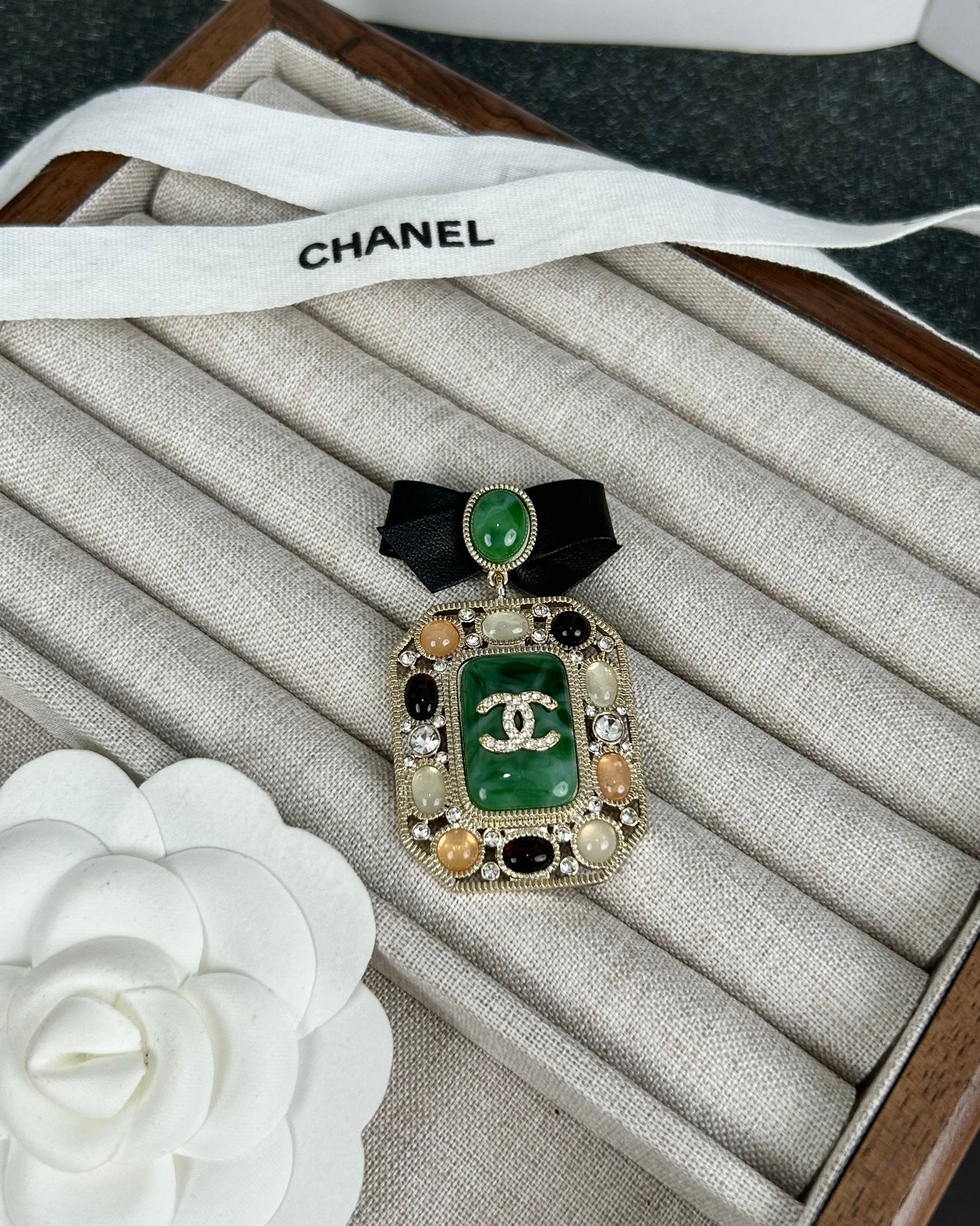 NO:101821,Xiaoxiang new style colored emerald emerald stone leather bow vintage brooch, Chanel brooch, chanel, brooch, breastpin19860909小香新款 彩色翡翠绿宝石 皮面蝴蝶结复古胸针,香奈儿胸针,chanel,brooch，breastpin,Jewelry