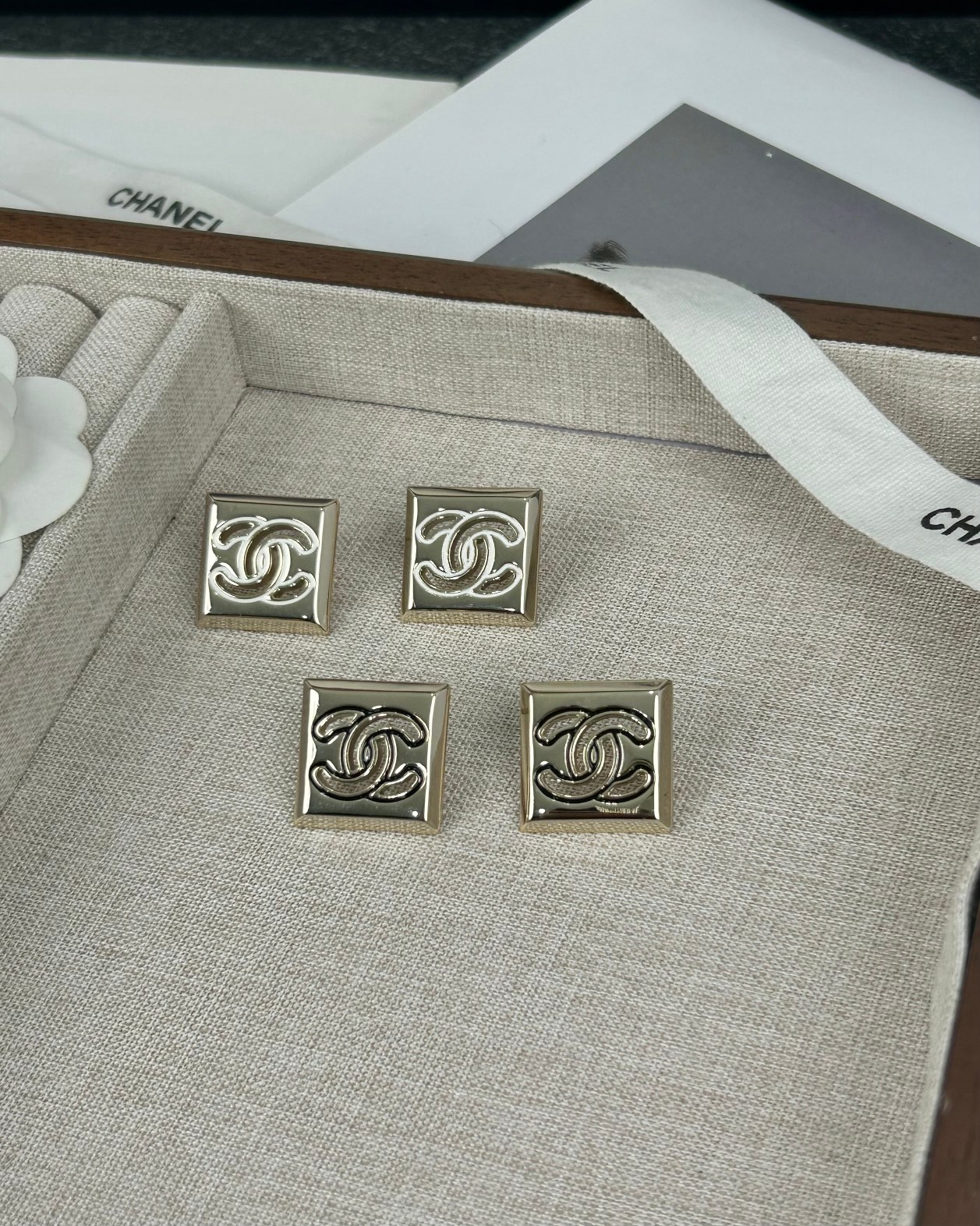 NO:101818,Xiaoxiang new style, cube glossy black/white oil-dropped edges, hollow double c earrings (optional in two colors), Chanel earrings, chanel19860909小香新款 方块光面 黑色/白色滴油边 镂空双c耳钉（两色可选）,香奈儿耳钉,chanel,Jewelry