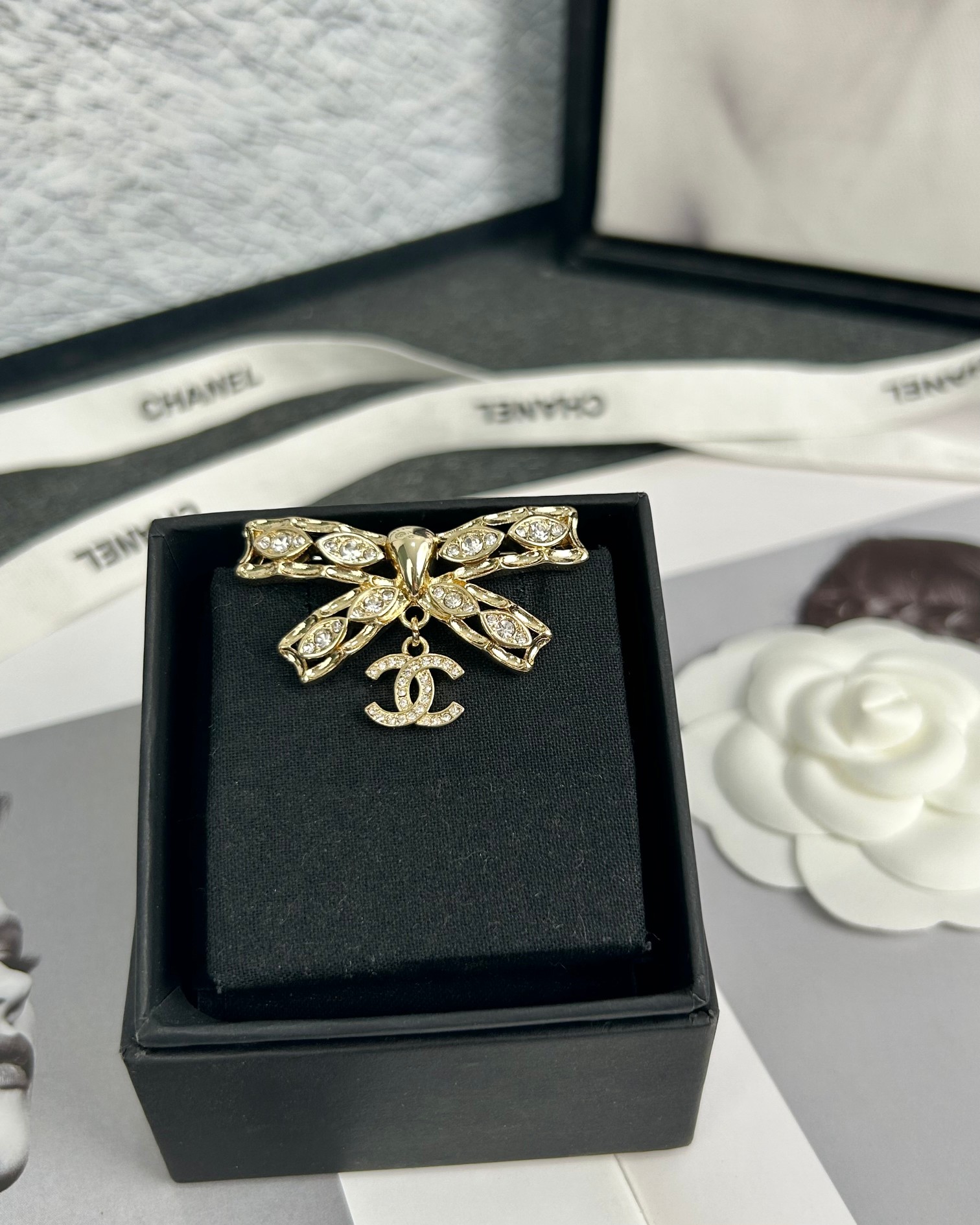NO:101931,CHANE Xiaoxiang new style horse eye diamond hollow bow diamond inlaid brooch, Chanel brooch, chanel, chanel, brooch, breastpin19860909CHANE 小香新款马眼钻镂空蝴蝶结镶钻胸针,香奈儿胸针,chanel,chanel,brooch，breastpin,Jewelry