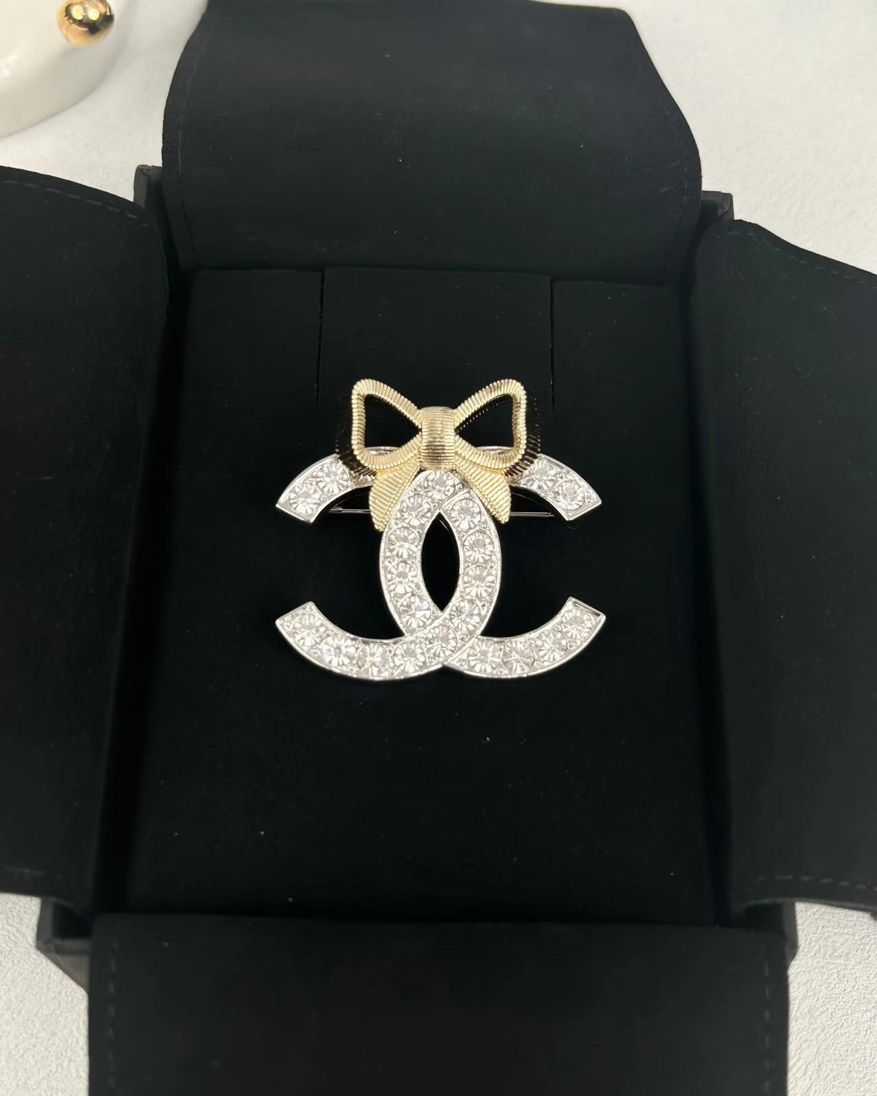 NO:602627,Xiaoxiang's new classic golden bow stitched with silver full diamond double C brooch, Chanel brooch, chanel, brooch, breastpin19860909小香新款 经典金色蝴蝶结 拼接银色满钻双c胸针,香奈儿胸针,chanel,brooch，breastpin,Jewelry