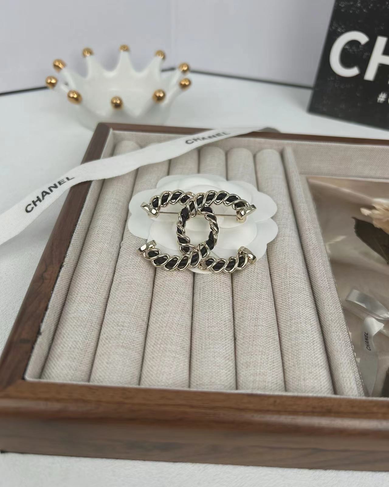 NO:102092,Xiaoxiang new style light gold twisted leather versatile temperament brooch, Chanel brooch, chanel, brooch, breastpin19860909小香新款 浅金扭纹穿皮百搭气质胸针,香奈儿胸针,chanel,brooch，breastpin,Jewelry