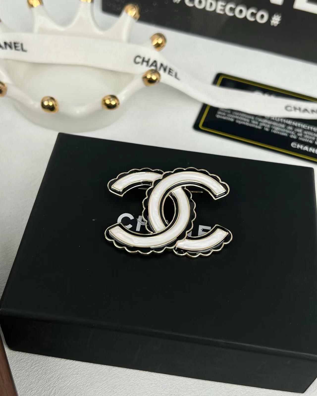 NO:102090,Xiaoxiang New black and white dripping lace classic double c brooch, Chanel brooch, chanel, brooch, breastpin19860909小香 新款黑白色滴油花边经典双c胸针,香奈儿胸针,chanel,brooch，breastpin,Jewelry