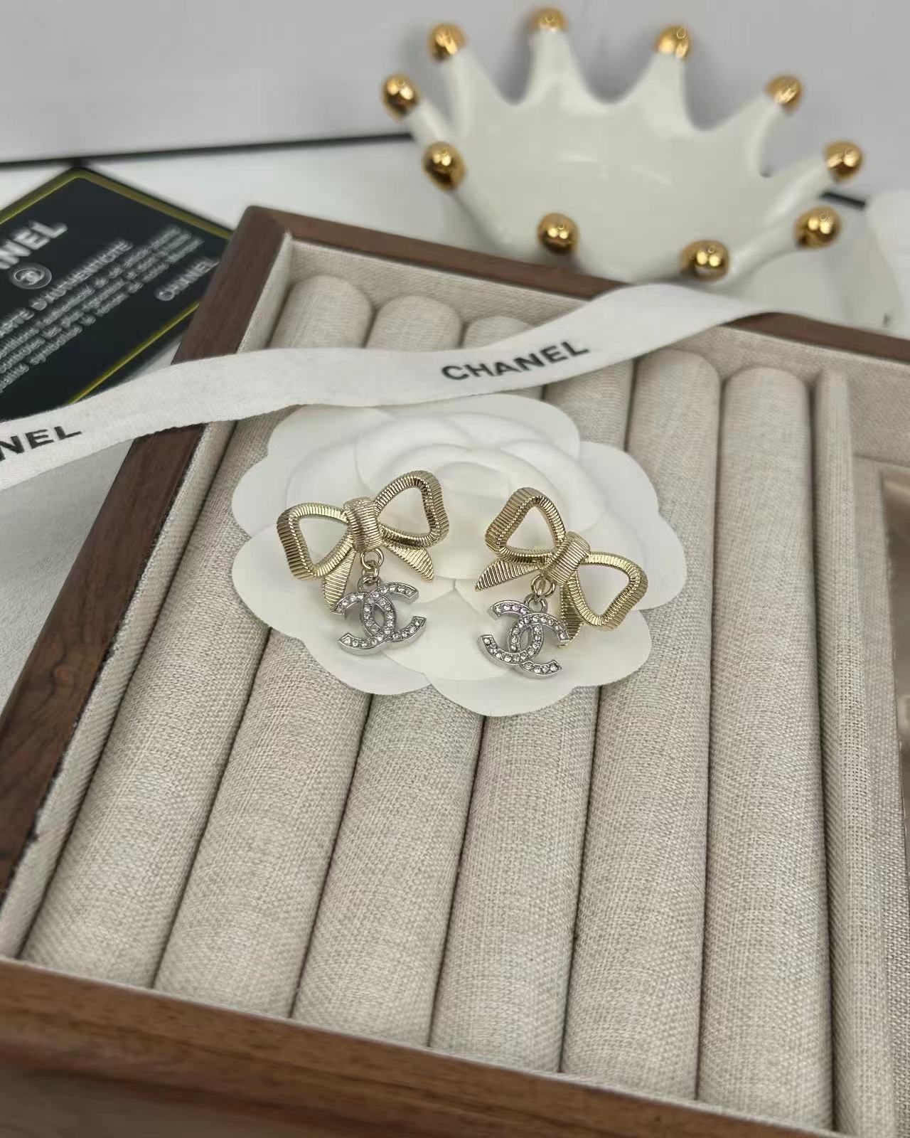 NO:102283,Xiaoxiang new style, golden bow, silver full diamond double c pendant, light luxury high-end earrings, Chanel earrings, chanel, earrings19860909小香新款 金色蝴蝶结 银色满钻双c 吊坠 轻奢高级感耳环,香奈儿耳钉,chanel,earrings,Jewelry