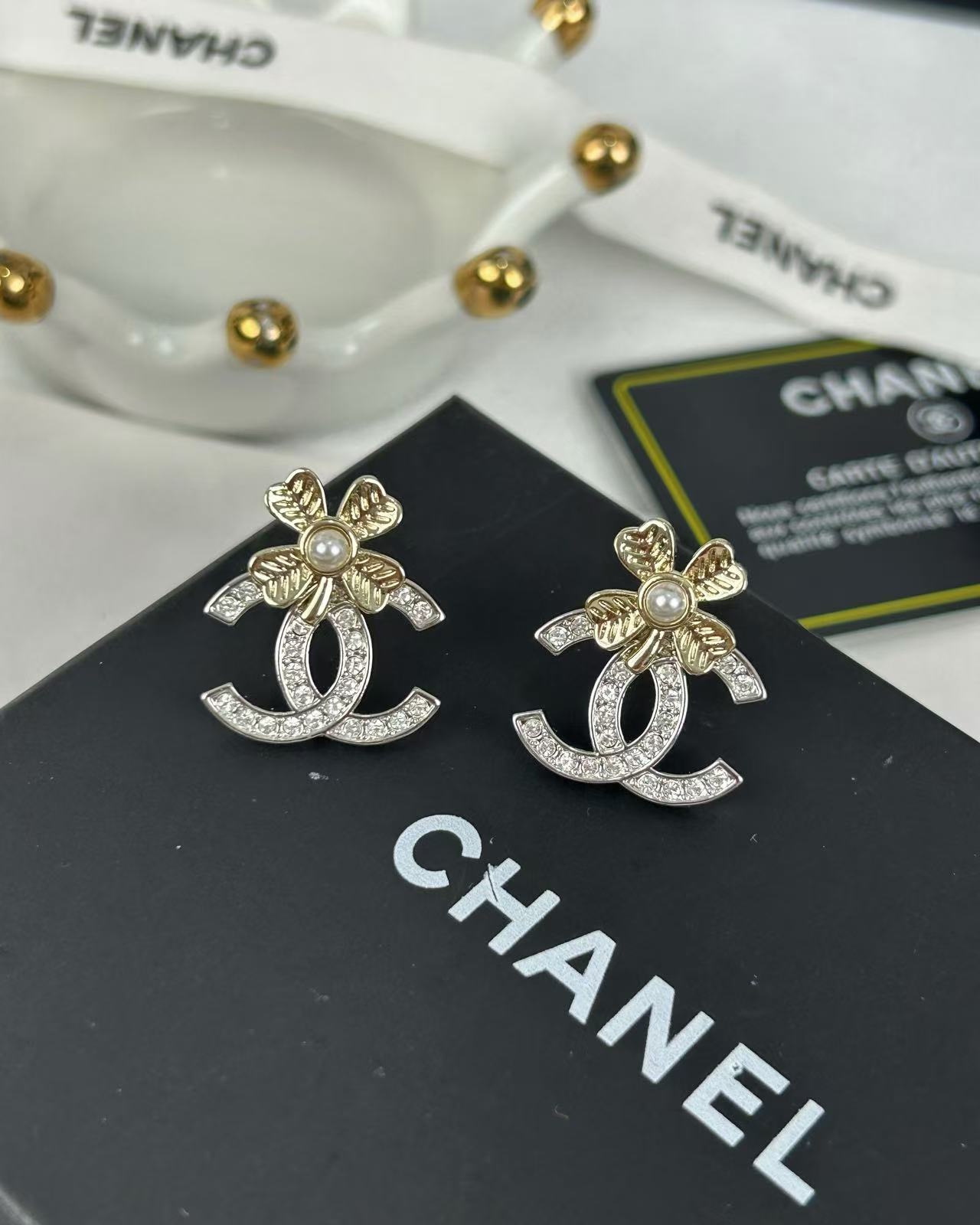 NO:102213,Xiaoxiang new product, golden four-leaf clover, silver double c full diamond earrings, Chanel earrings, chanel, earrings19860909小香新品 金色四叶草 银色双c 满钻耳环,香奈儿耳钉,chanel,earrings,Jewelry