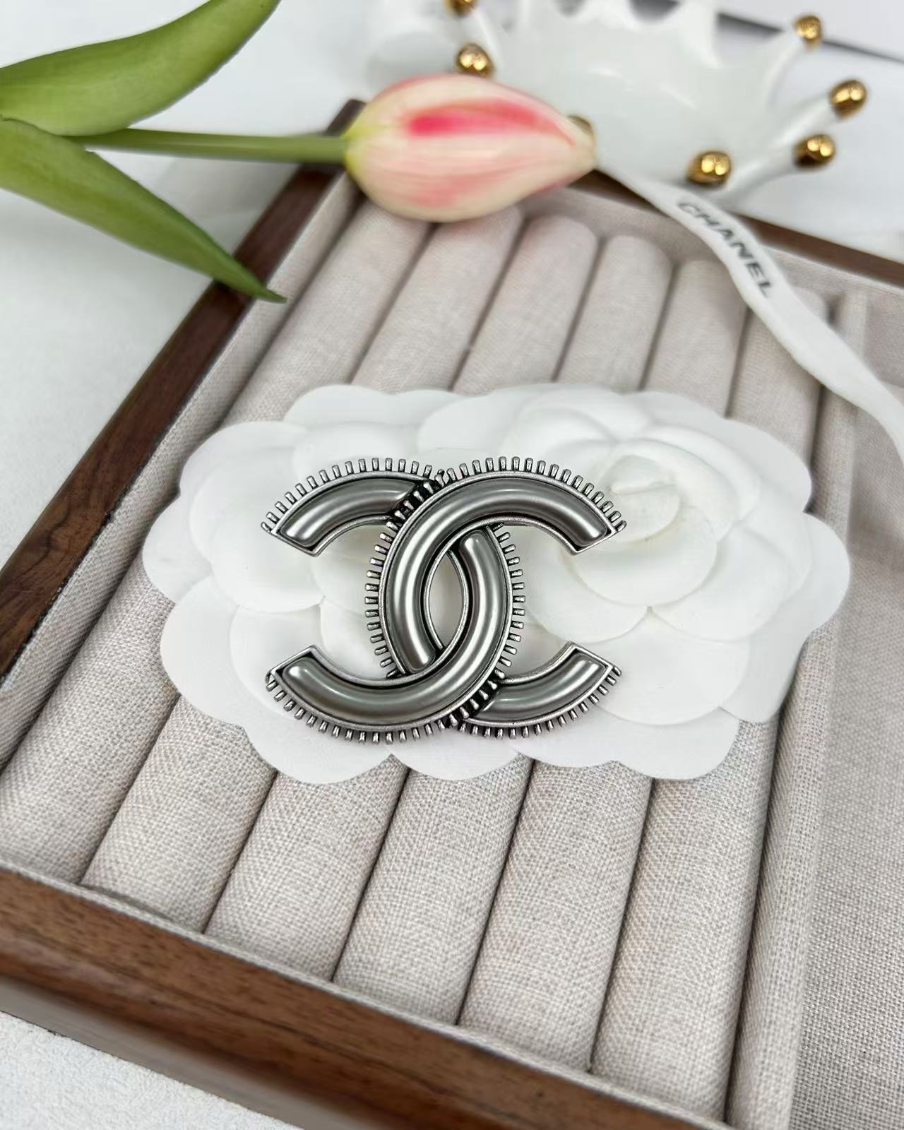 NO:102295,Xiaoxiang new style, medieval style, ancient silver double c high-end brooch set, earrings, chanel, earrings, brooch, breastpin19860909小香新款 中古风古银双c高级感胸针 套装 耳环,香奈儿胸针,chanel,earrings,brooch，breastpin,Jewelry