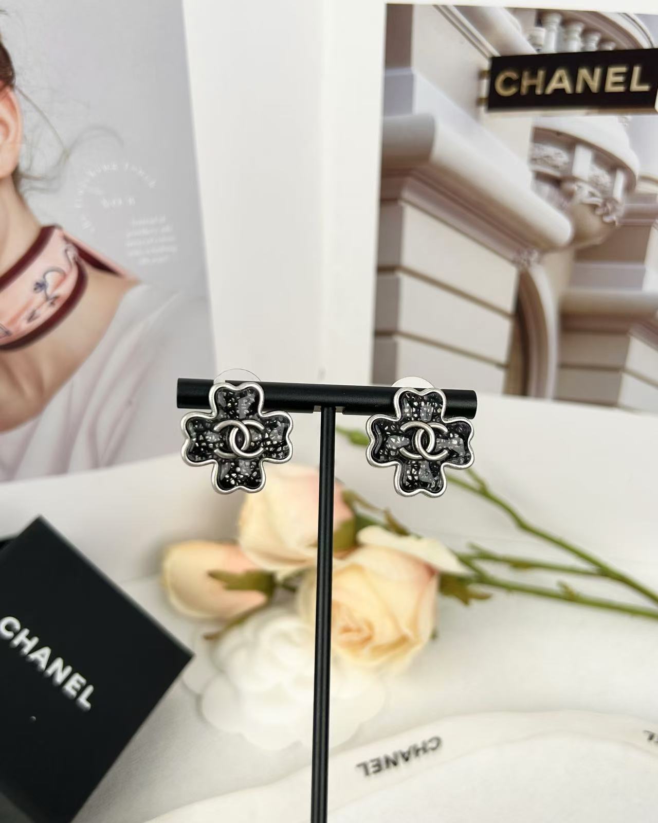 NO:102419,Xiaoxiang new style of ancient silver ancient gold black thin-glitter four-leaf clover earrings (optional in two colors), Chanel earrings, chanel19860909小香新款古银古金黑色细闪四叶草耳钉（两色可选）,香奈儿耳钉,chanel,Jewelry