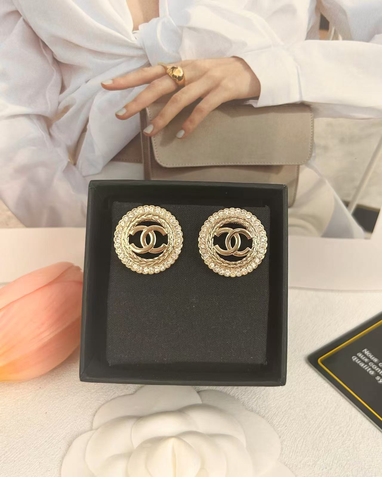 NO:102336,Xiaoxiang's new round hollow diamond glossy double C inlaid diamond earrings, Chanel earrings, chanel19860909小香新款圆形镂空菱形光面双C镶钻耳钉,香奈儿耳钉,chanel,Jewelry