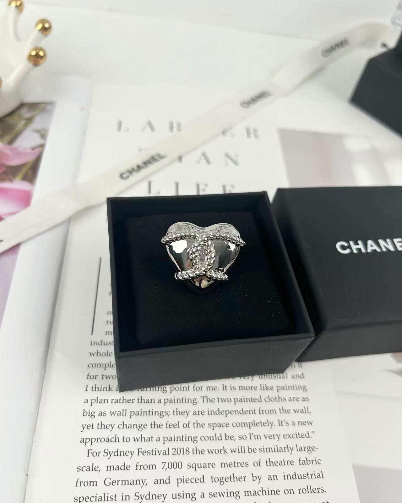 NO:102604,Xiaoxiang new style twisted silver brooch, Chanel brooch, chanel, brooch, breastpin19860909小香新款麻花纽纹爱心银色胸针,香奈儿胸针,chanel,brooch，breastpin,Jewelry