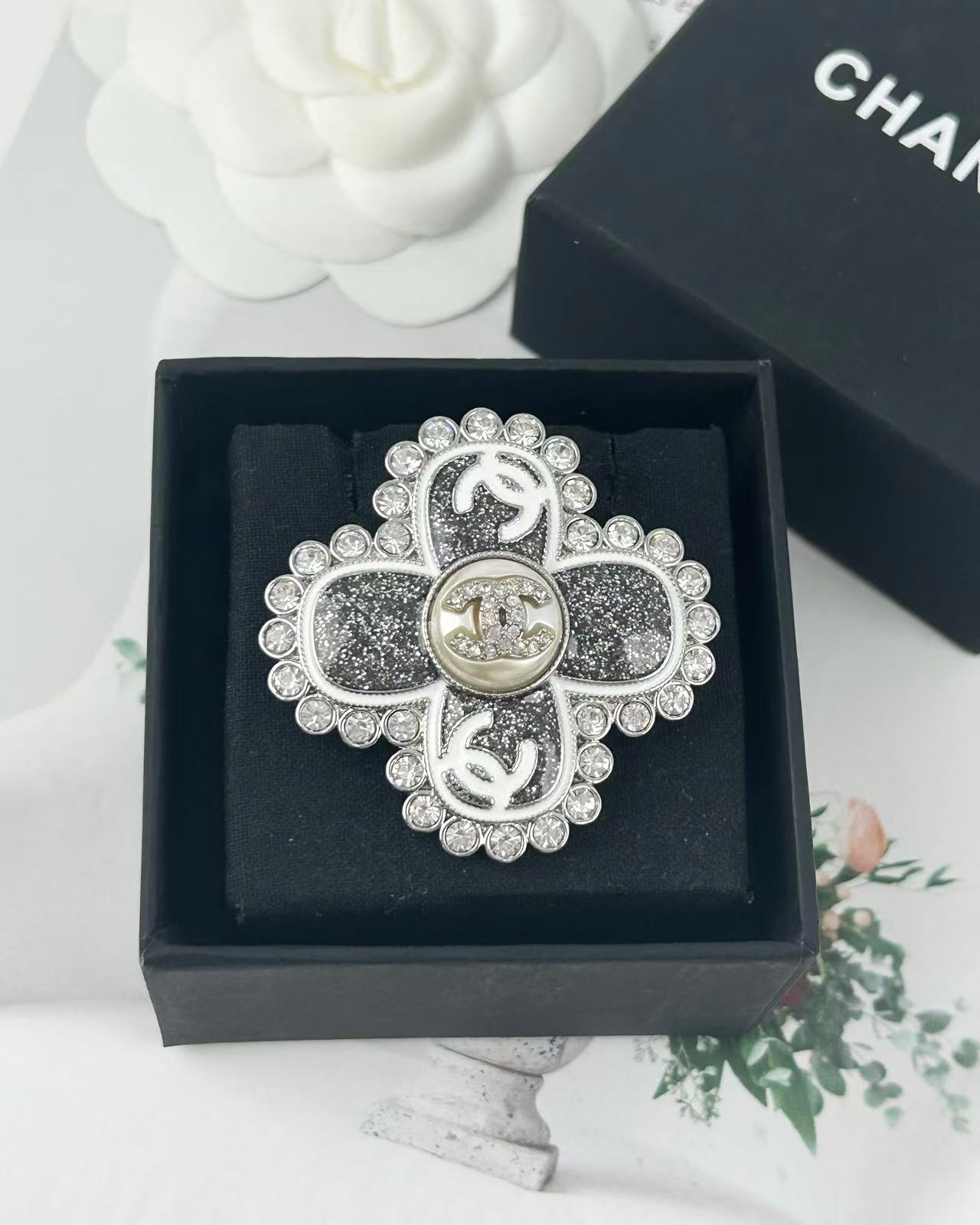 NO:102606,Xiaoxiang new four-leaf clover shape crystal glitter double C rhinestone brooch, Chanel brooch, chanel, brooch, breastpin19860909小香新款四叶草造型水晶闪闪双c水钻胸针,香奈儿胸针,chanel,brooch，breastpin,Jewelry